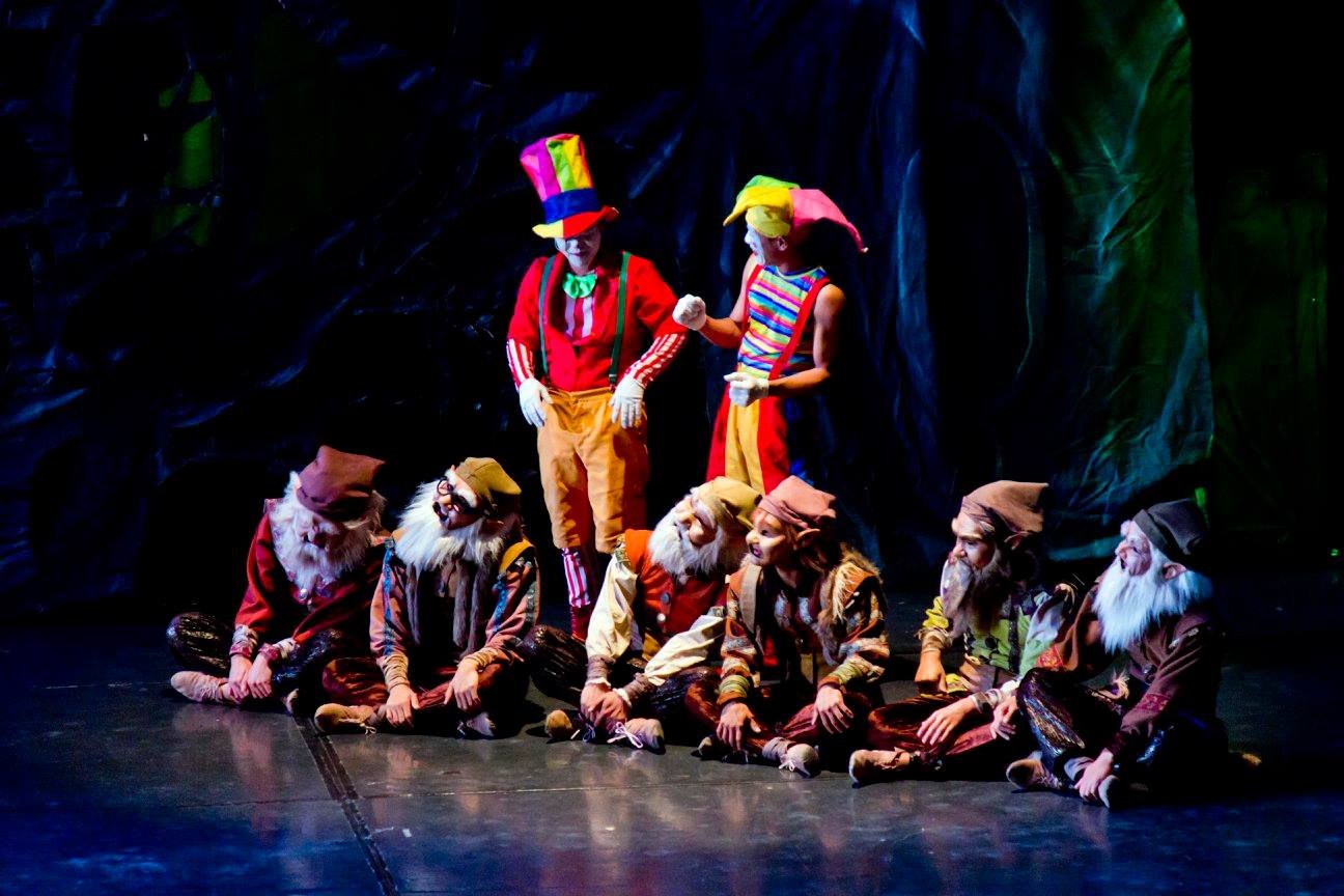   A pair of circus artists joins a group of ballet dancers dressed up as dwarves in one of the entertaining scenes in  Belen .&nbsp;   
