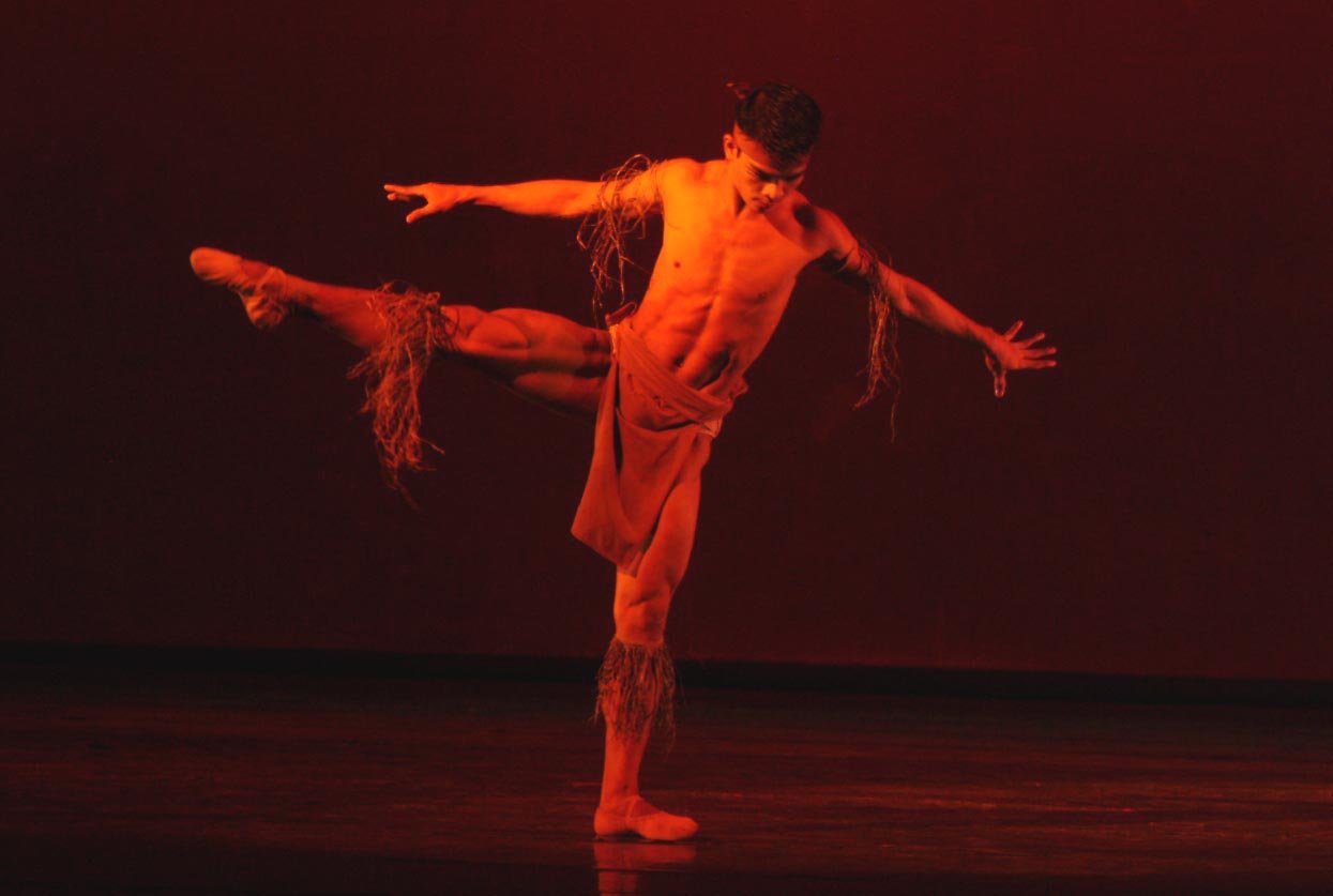    Gerardo “Geri” Francisco performs Agnes Locsin’s  Agila , a competition piece that later made its Philippine premiere in the Ballet Manila production dubbed  OPM at OPB  (2003). Geri simulates the sharp and aggressive movements of an eagle whose b