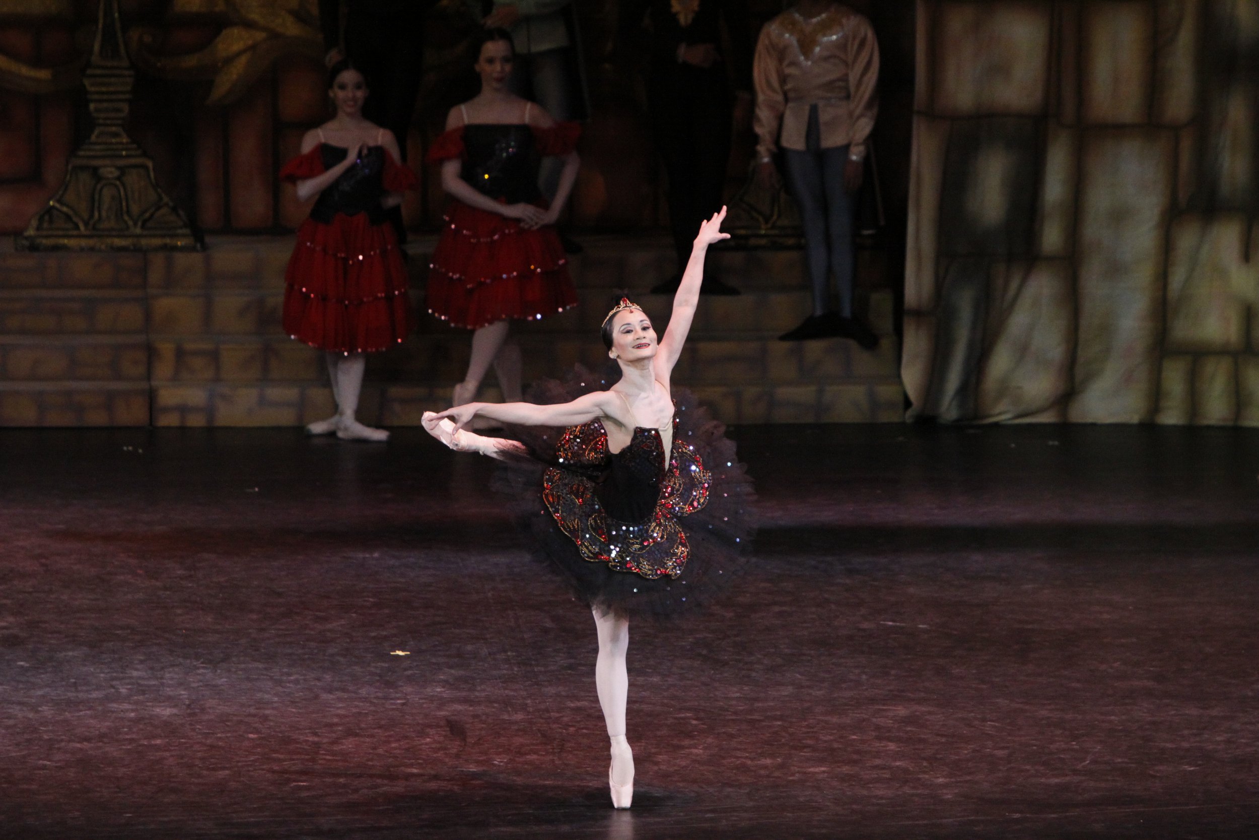    In her farewell performance as the scheming Odile ( Swan Lake , 2011), Lisa Macuja-Elizalde fools Prince Siegfried into thinking that she is the sweet and innocent Odette. But the black tutu should have clued him in that Odile is just a creepy alt