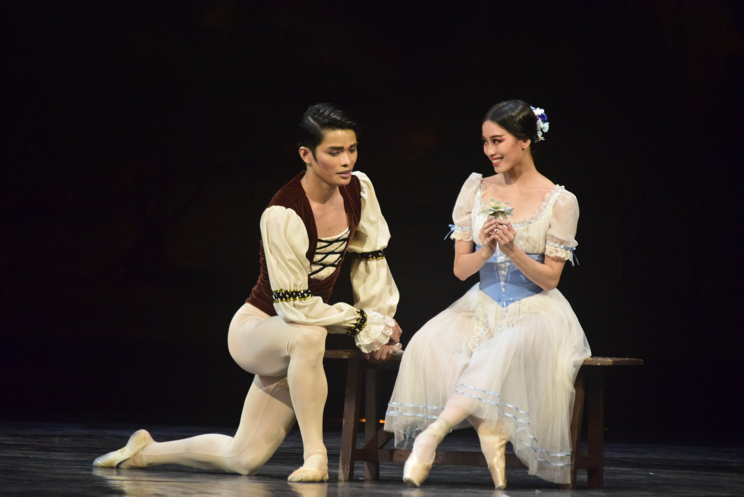    Though in love with Albrecht (Elpidio Magat Jr.), Giselle (Joan Emery Sia) in  Giselle  (2019) still has her doubts about his feelings for her. When he gives her a daisy, she subsequently tears off its petals one by one in a game of “He loves me, 