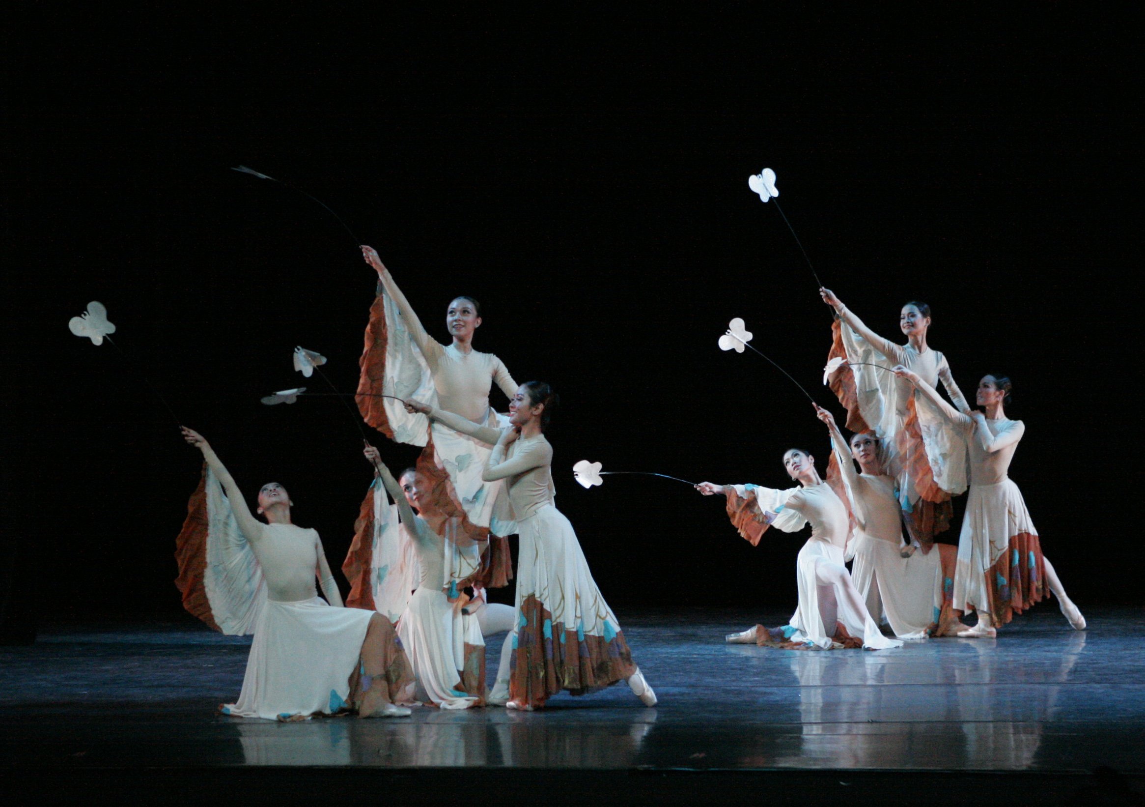    “Youthful, abstract, modern and light but dramatic” is how choreographer David Campos Cantero describes his work,  Velvet Wings,  which was staged anew by Ballet Manila in 2005. Channeling the beauty and fragility of butterflies, the dancers wear 
