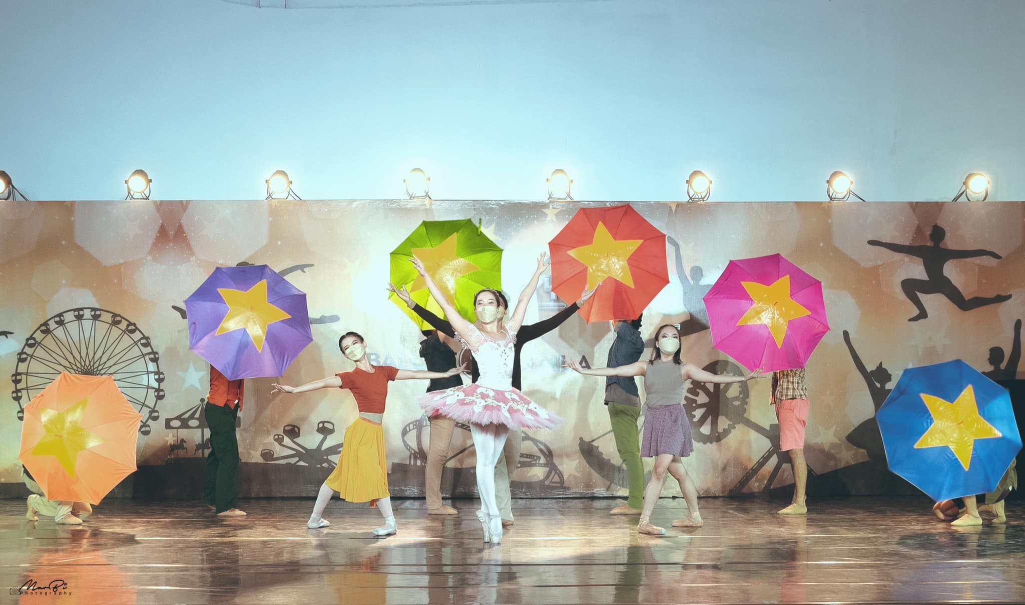    In Gerardo Francisco Jr.’s  Ang Munting Pangarap , Ballet Manila’s show at Star City with free weekend performances, the street vendor Purita (Jessica Pearl Dames) dreams of becoming a ballerina and works hard to attain the seemingly impossible. W