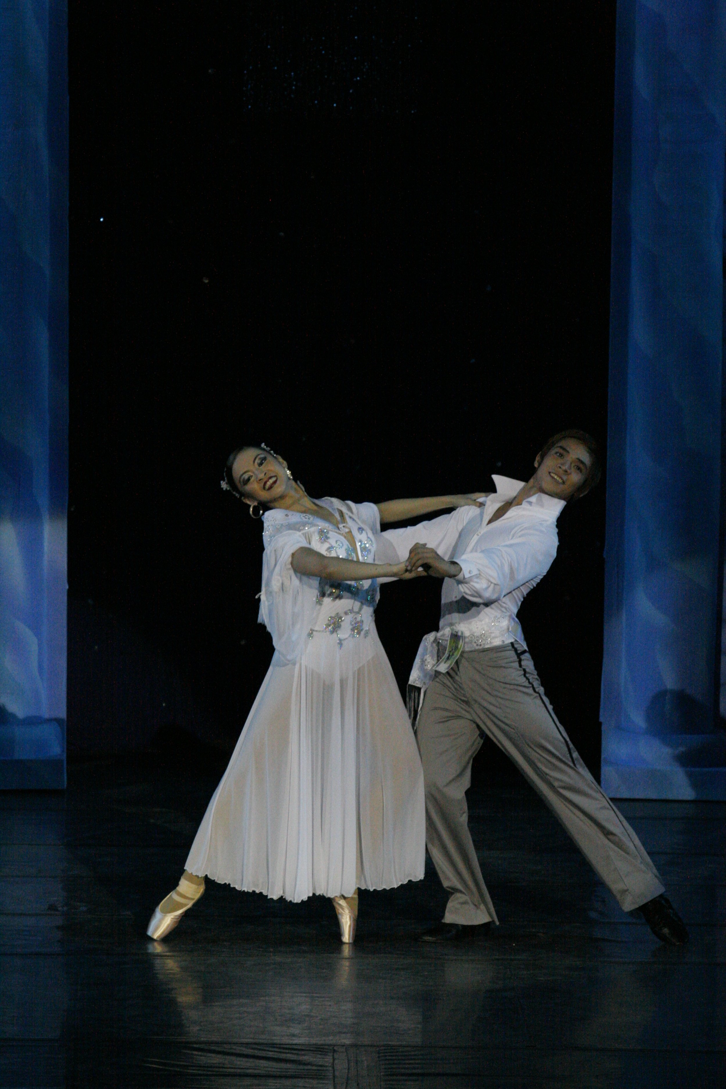    Friendship and courtship culminate in a date at the altar for the couple in  Dulce , portrayed by Gerardo Francisco Jr. and Sofia Sangco-Peralta. Held aloft by their friends, they have a fitting festivity following a winding relationship depicted 