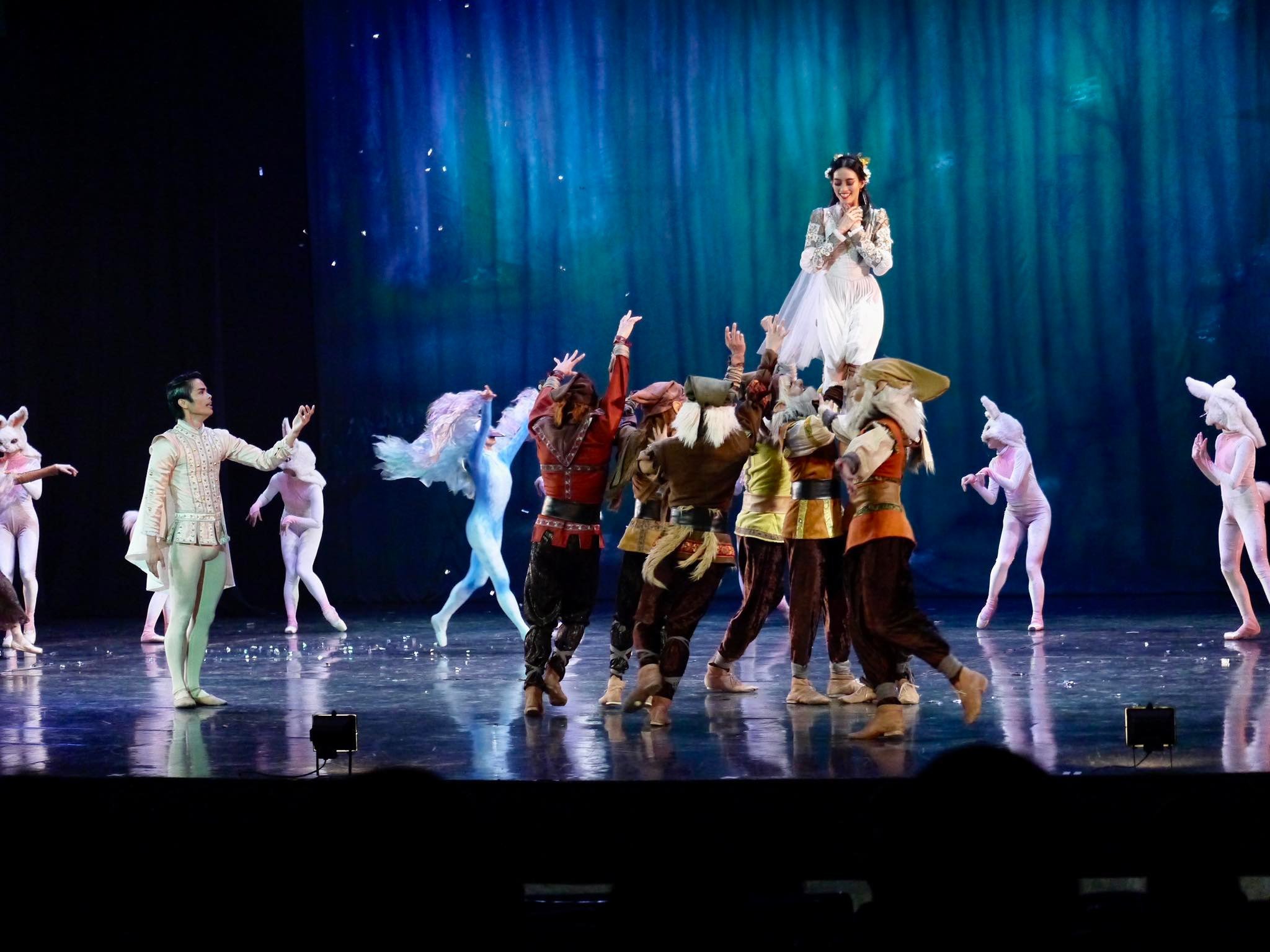    After eating a poisoned apple, the fallen Snow White (Joan Emery Sia) is thought to be dead in Lisa Macuja-Elizalde’s  Snow White  (2019). But true to the fairytale the ballet is based on, a kiss from the love-struck Prince (Elpidio Magat Jr.) rev