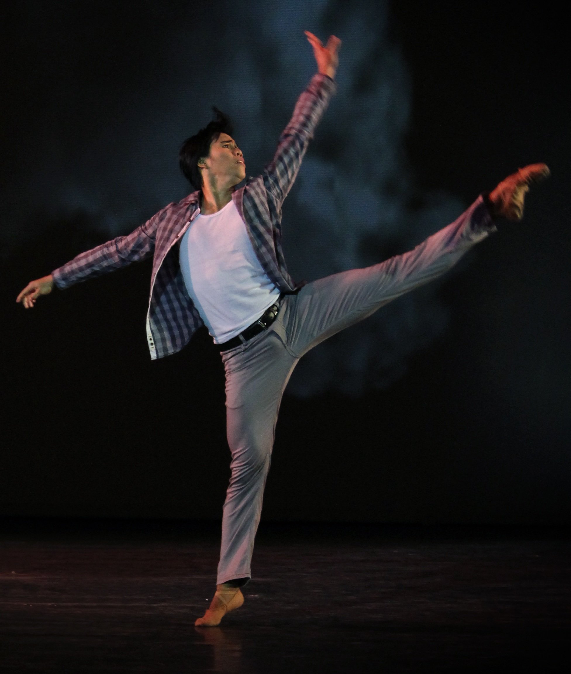    Wearing pants the color of ash with matching checkered top of gray and black, Francis Cascaño symbolizes the vigor and idealism of youth in a flashback to his character’s activism days in  Pangarap . The choreography by Francis Jaena is part of a 