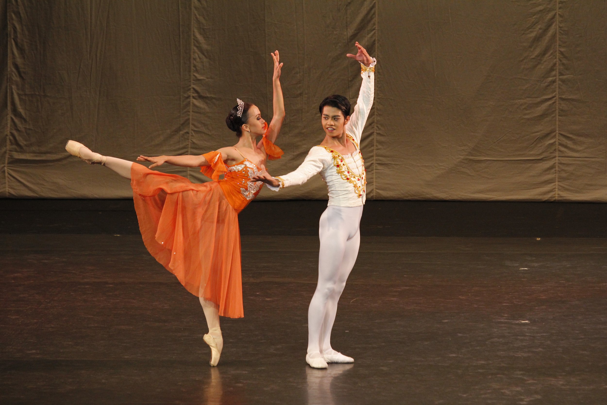    Jessa Balote and Anselmo Dictado make a perfect balancing act, she in a flowy neon orange tutu and he in a pristine all-white outfit – the vivid contrasting with the neutral – in the neoclassical  Dancing to Verdi  by Tony Fabella. The Ballet Mani