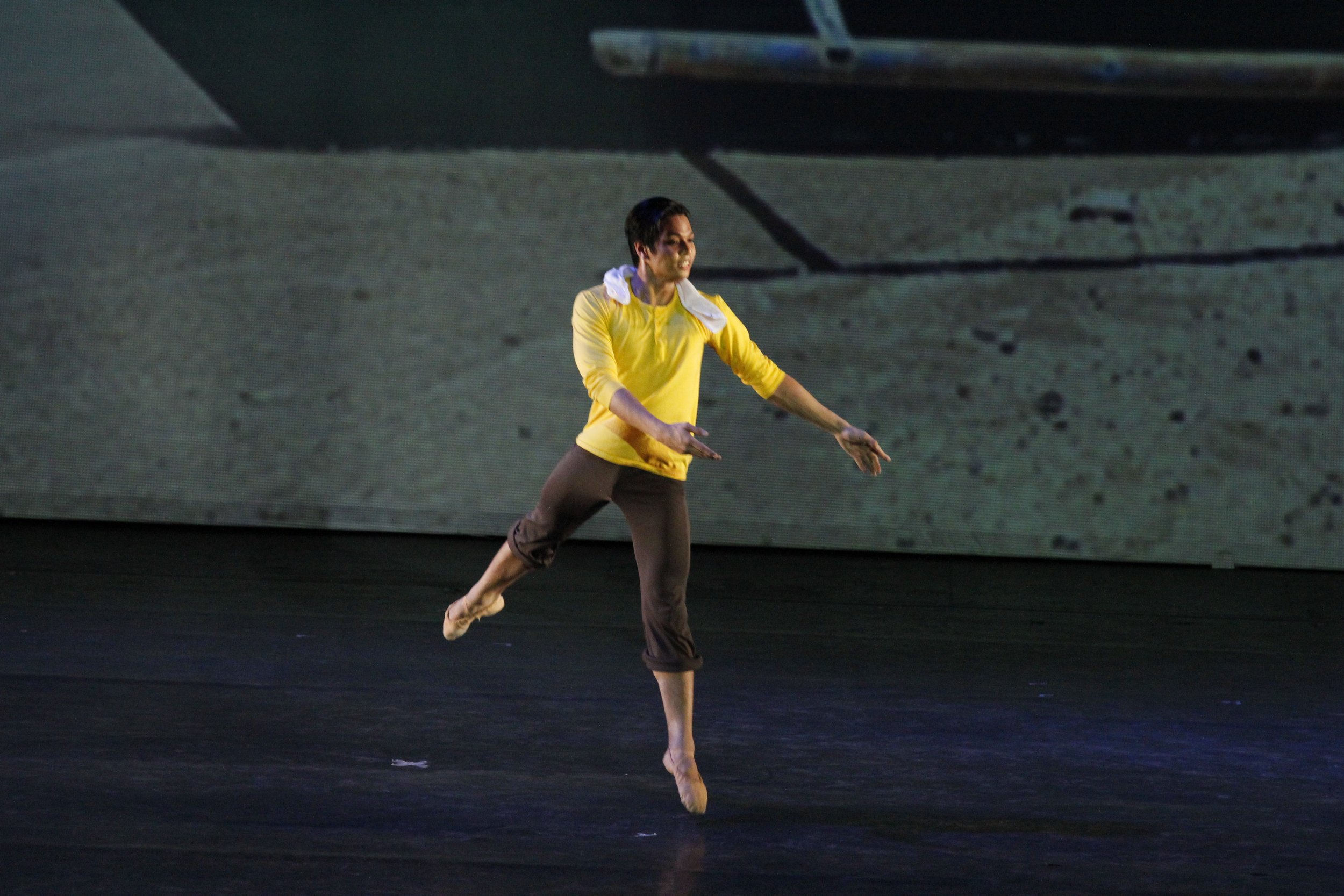    Mark Sumaylo dances in  Kinabuhing Mananagat  by Rudy De Dios, featured in  Kay Ganda ng Ating Musika  (2014). As the lead fisherman, he is aptly attired in yellow as he begins his work at the break of dawn. Photo by Ocs Alvarez   