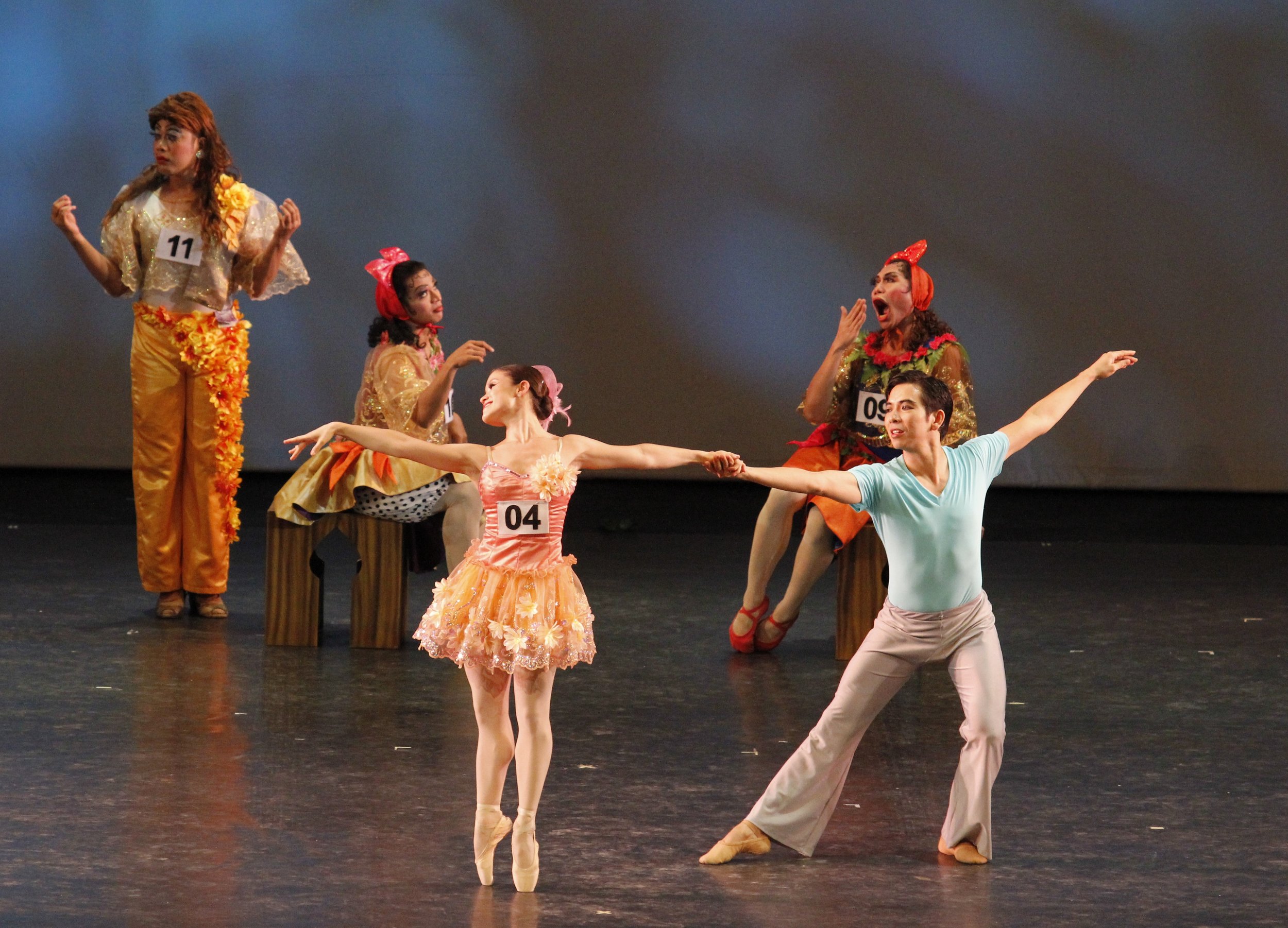    As an auditionee for a talent search in Hazel Sabas’  Sinderela  (2012), Tiffany Chiang-Janolo dons a peach-and-salmon mini decorated with floral appliqués as she and partner Francis Jaena try to catch the casting director’s attention. But her riv