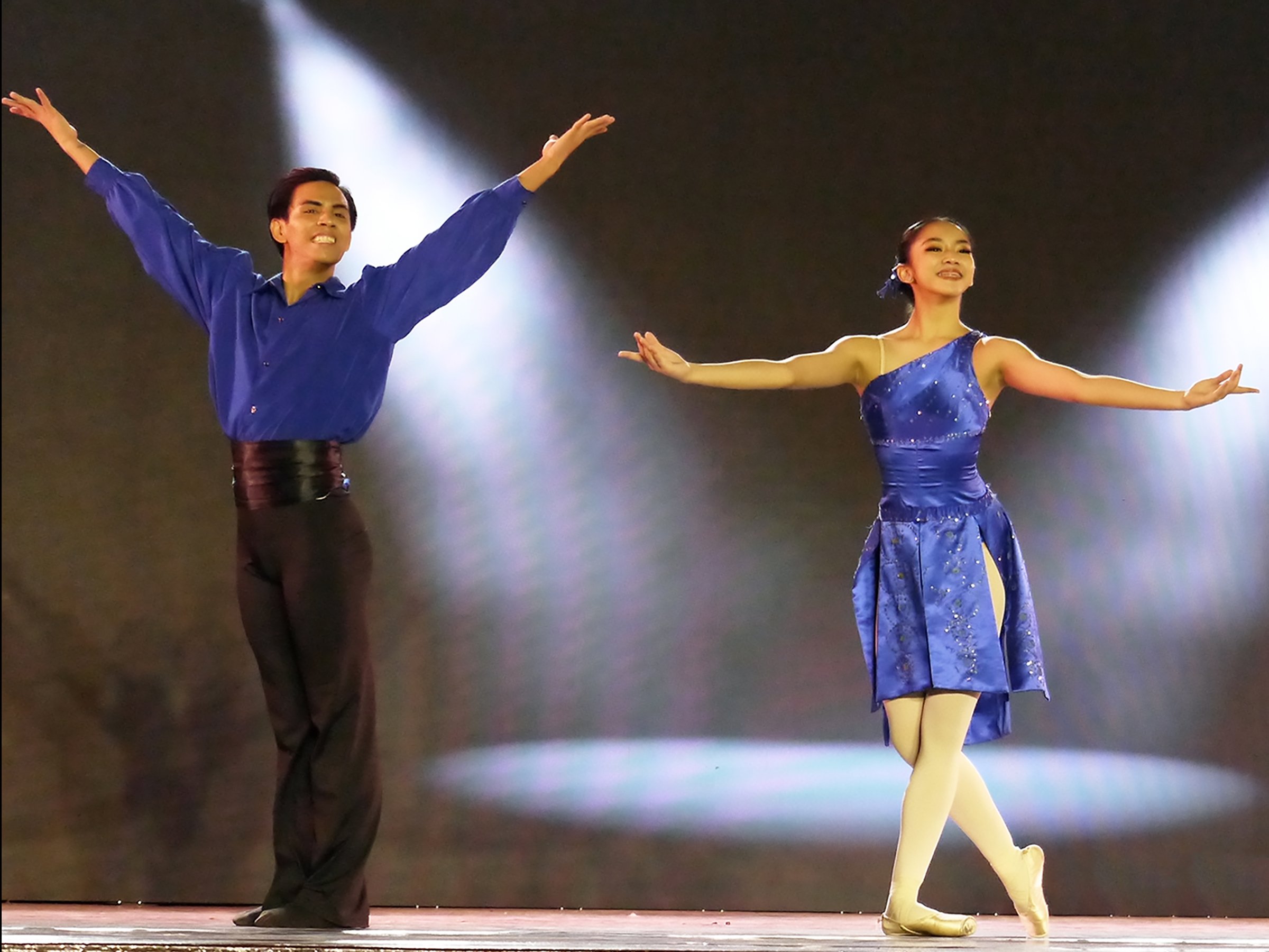    Raymond Salcedo and Shamira Drapete dazzle in royal blue as they dance to the bouncy ditty that is  Magandang Gabi , part of the  OPM Suite  featured in Ballet Manila’s  The Silver Gala  (2023) in Baguio City. Photo by Giselle P. Kasilag   