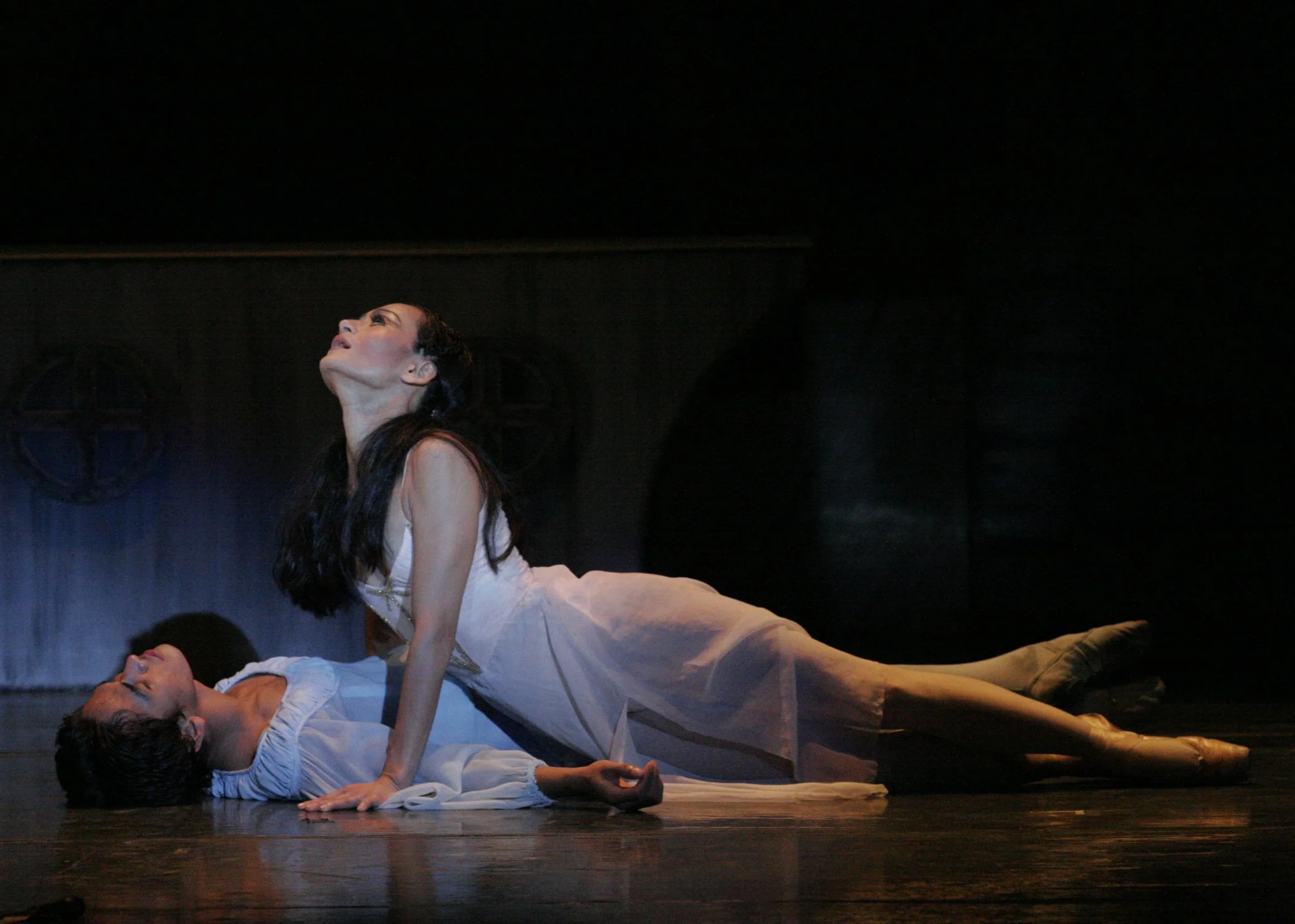    Rather than face a life without Romeo (Rudy De Dios) who has taken his life after thinking she is dead, Juliet (Lisa Macuja Elizalde) follows his lead. In the tragic Shakespearean tale,  Romeo and Juliet  (2007), the inconsolable heroine – whose f