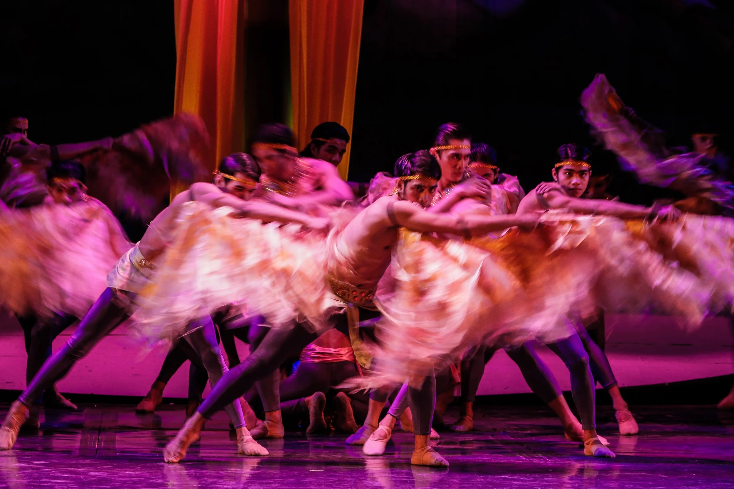    The wings of the bird men in  Ang Palasyo ng mga Duwende  are aflutter in this scene from the ballet adaptation of a story by Severino Reyes, as showcased in T atlo Pang Kuwento ni Lola Basyang  (2013). One living in their midst is actually a bewi