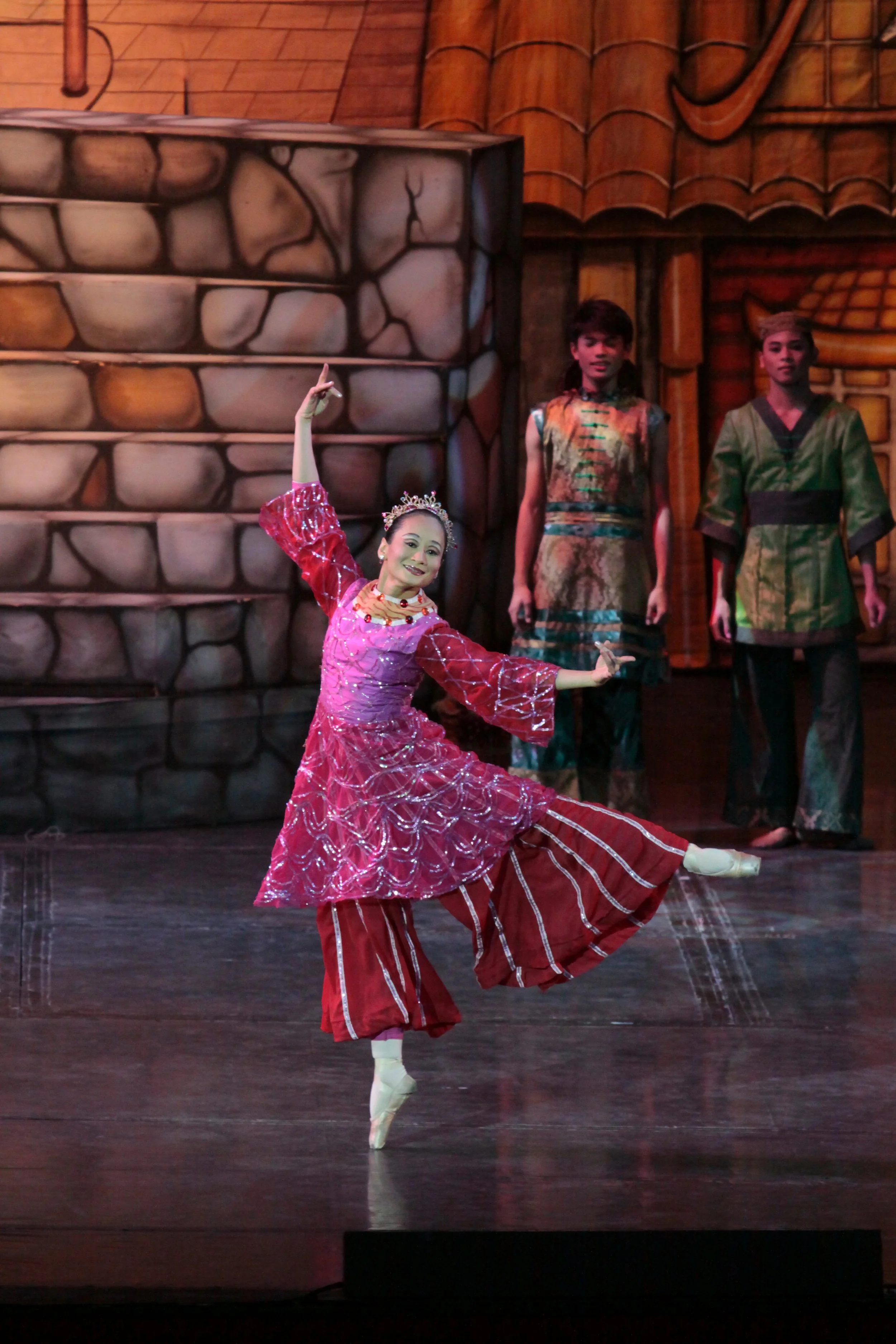    Prinsesa Singsing (Lisa Macuja Elizalde) spends a day as vibrant as the red in her playful royal garb, interacting with loyal subjects of the kingdom. In  Ang Prinsipe ng Mga Ibon , one of the stories showcased in&nbsp;  Tatlong Kuwento ni Lola Ba