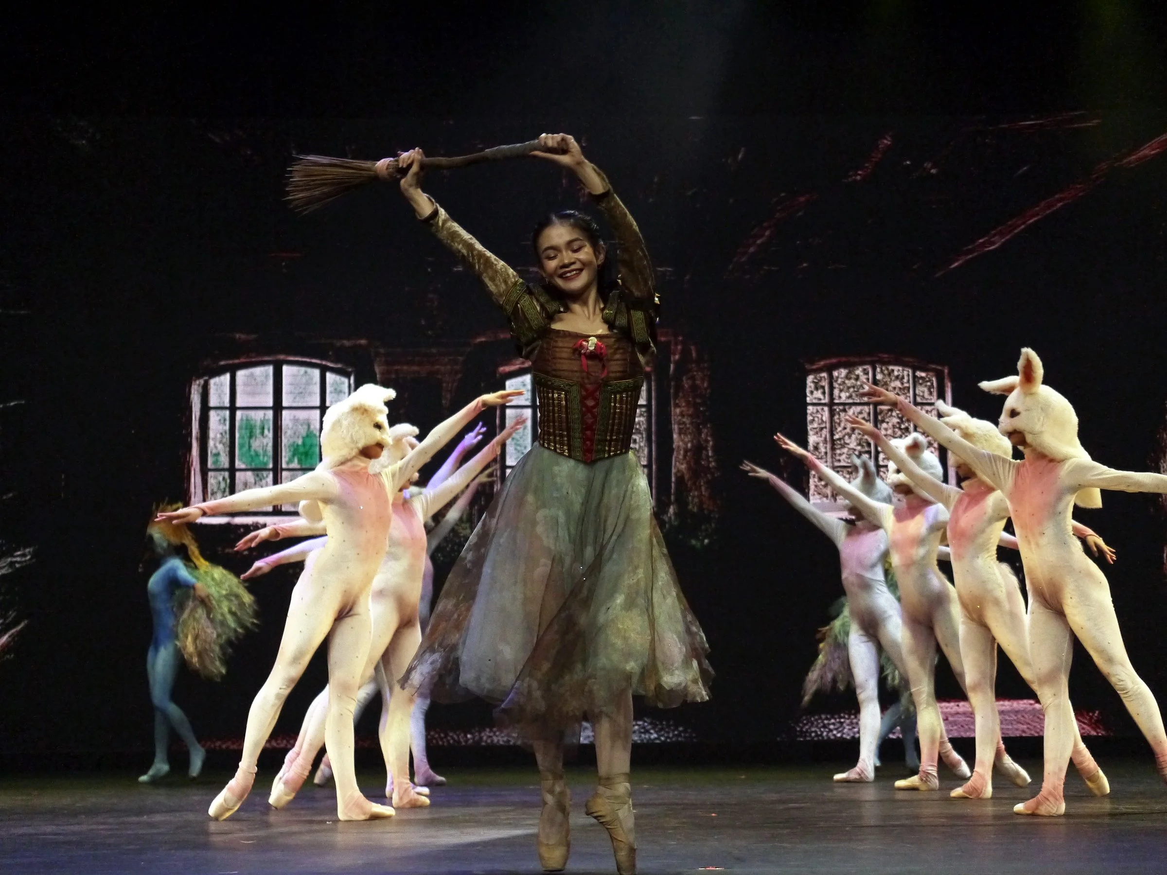   Snow White  is probably the most recognizable princess from a fairy tale. The story of a young woman whose beauty incurs the jealousy and wrath of the Evil Queen has seen so many ballet versions including Ballet Manila’s.        This photo was take