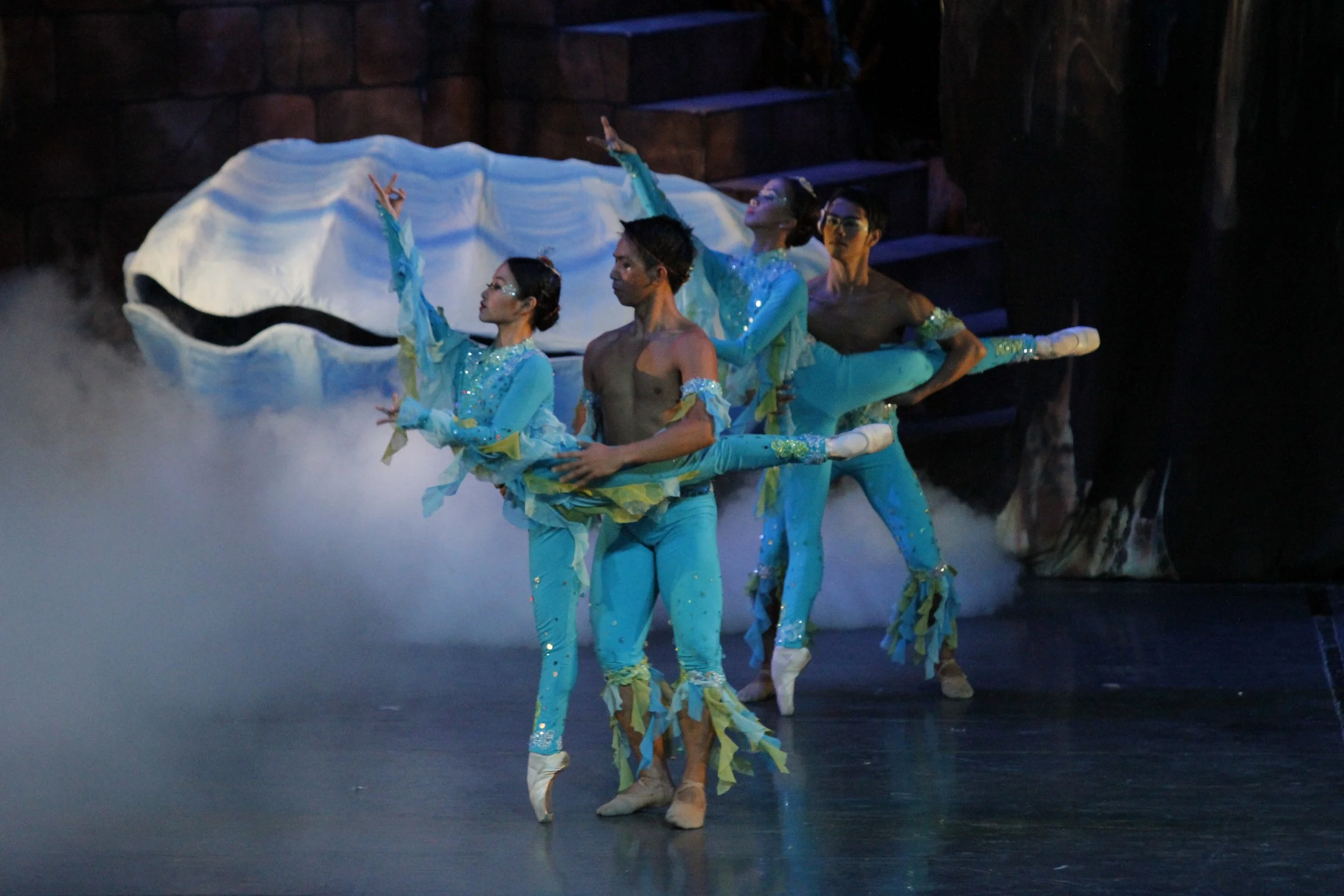   Marine beings appropriately clothed in aqua populate the underwater dominion of the Hari ng mga Pating in  Ang Kapatid ng Tatlong Marya.  The story about Pedro’s search for his three missing sisters was part of  Tatlong Kuwento ni Lola Basyang  (2