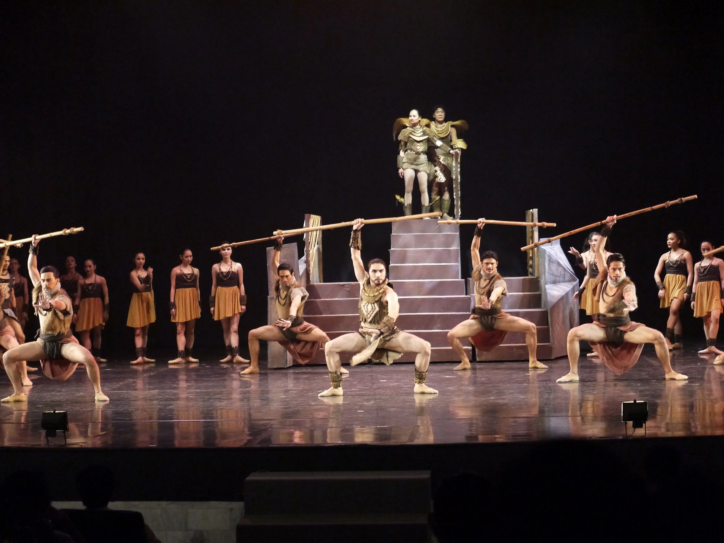    Summoned by Haring Fernando and Reyna Valeriana (Osias Barroso Jr. and Lisa Macuja Elizalde), second son Don Diego  (Romeo Peralta Jr.) makes a grand entrance in this scene from  Ibong Adarna  (2019). Each holding aloft a bamboo pole, the prince a