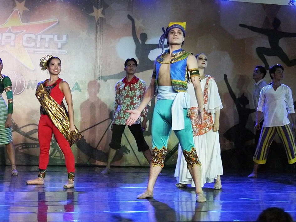   A gamut of Filipino wear is showcased in  Sayaw Pinoy,  one of the free shows that Ballet Manila has staged at Star City. The range includes costumes inspired by the Philippine South, the traditional  baro’t saya  and  barong Tagalog,   Katipunero 