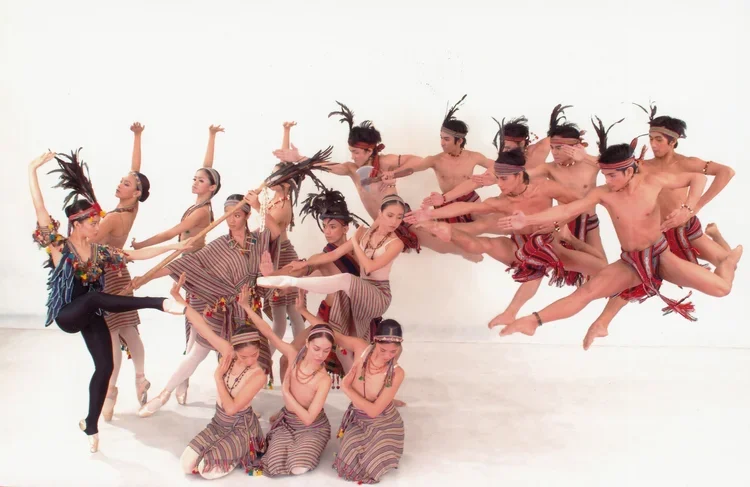   Sari’t Bahag  was part of the repertoire for Ballet Manila’s performance tour in Russia in the 2000s. Playing the key roles were: Sofia Sangco Peralta as the Idaw Bird (in black), and next to her, Zaira Cosico as the Old Priestess, Ricardo Mallari 