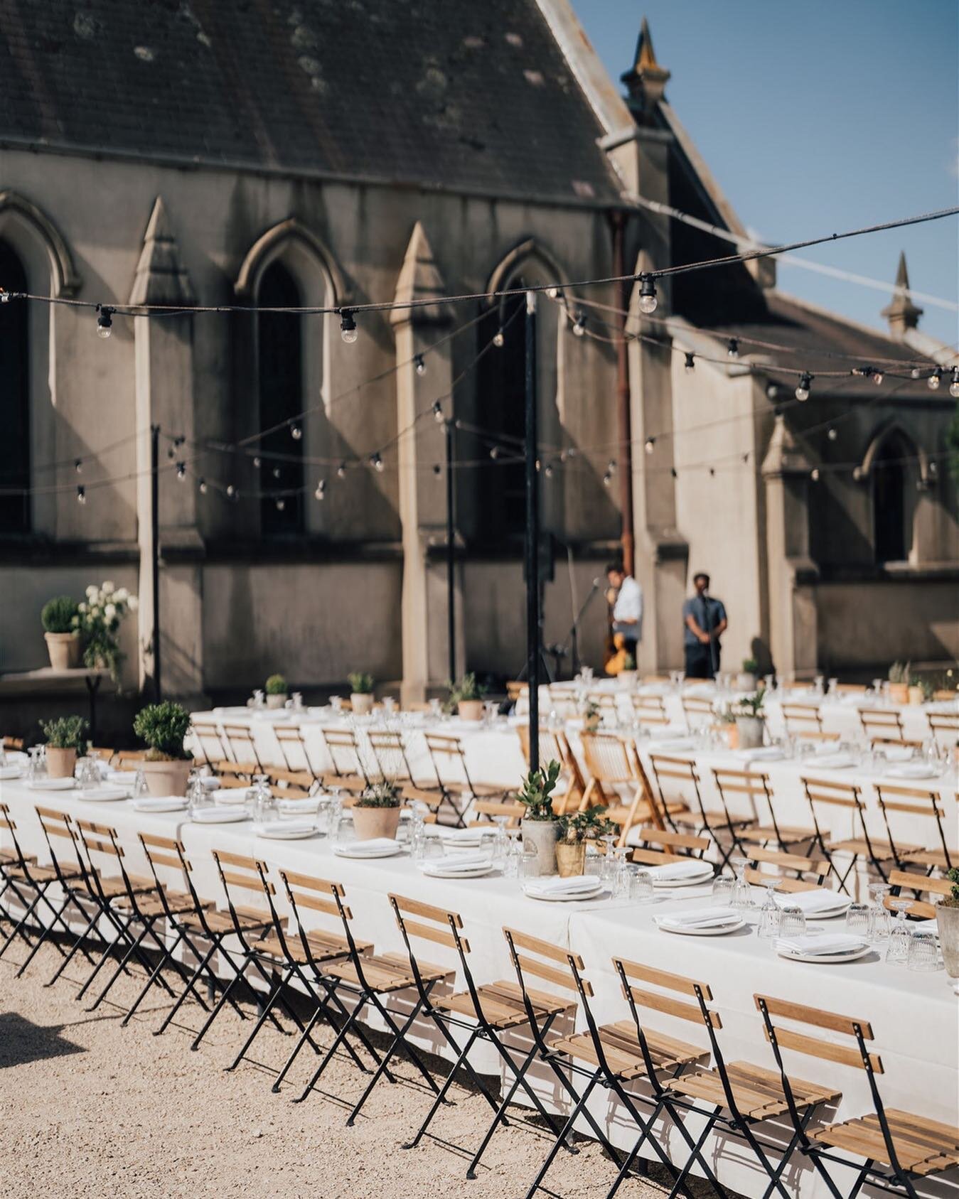 Alfresco wedding goals 🙌
⠀⠀⠀⠀⠀⠀⠀⠀⠀
Spilling across our giant courtyard, this arrangement is perfect for accommodating the entire extended family, or those who simply love the outdoors ☀️ 
⠀⠀⠀⠀⠀⠀⠀⠀⠀
Photographed by @rick_liston