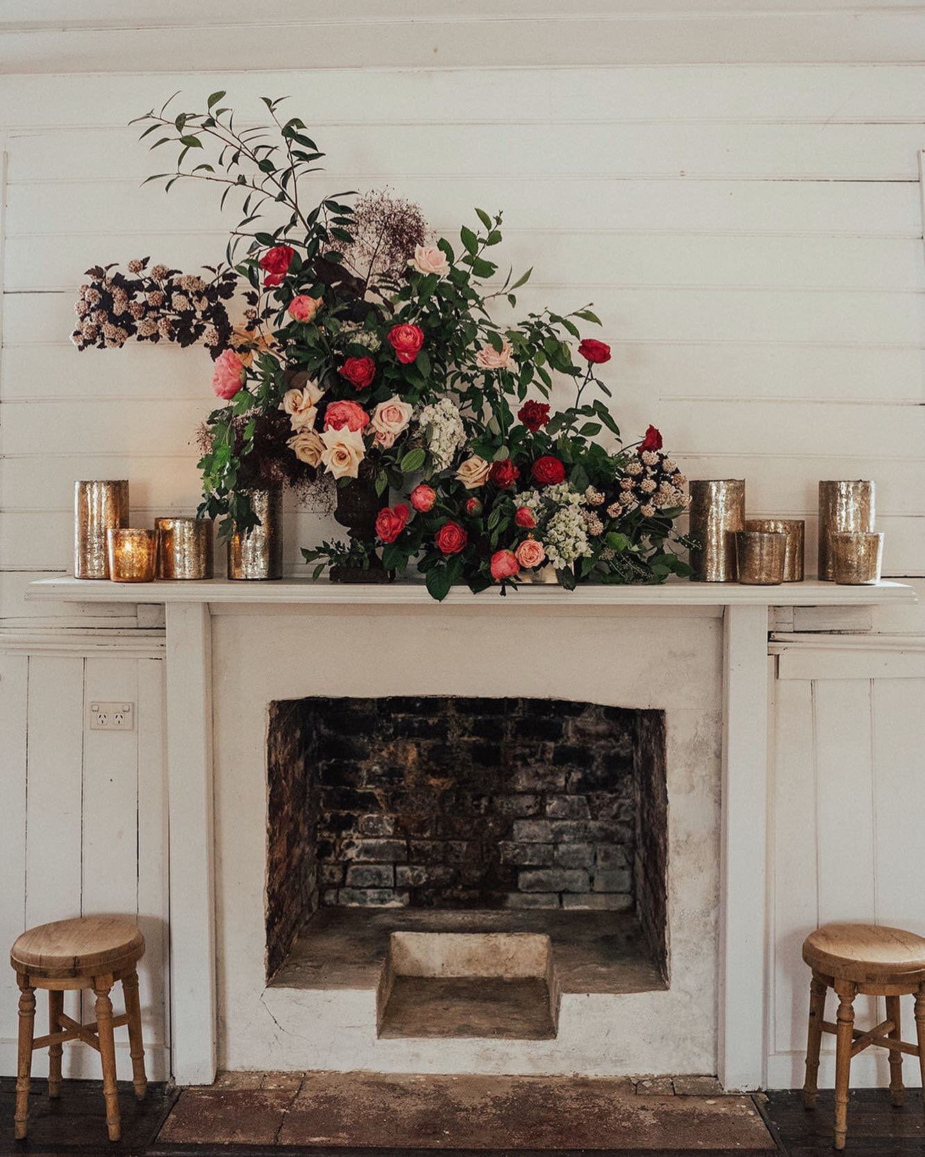 Romantic, flower filled spaces 🕯 for guests to relax in, between ceremony &amp; reception 🥂
⠀⠀⠀⠀⠀⠀⠀⠀⠀
⠀⠀⠀⠀⠀⠀⠀⠀⠀
Captured by @georgiaverrells