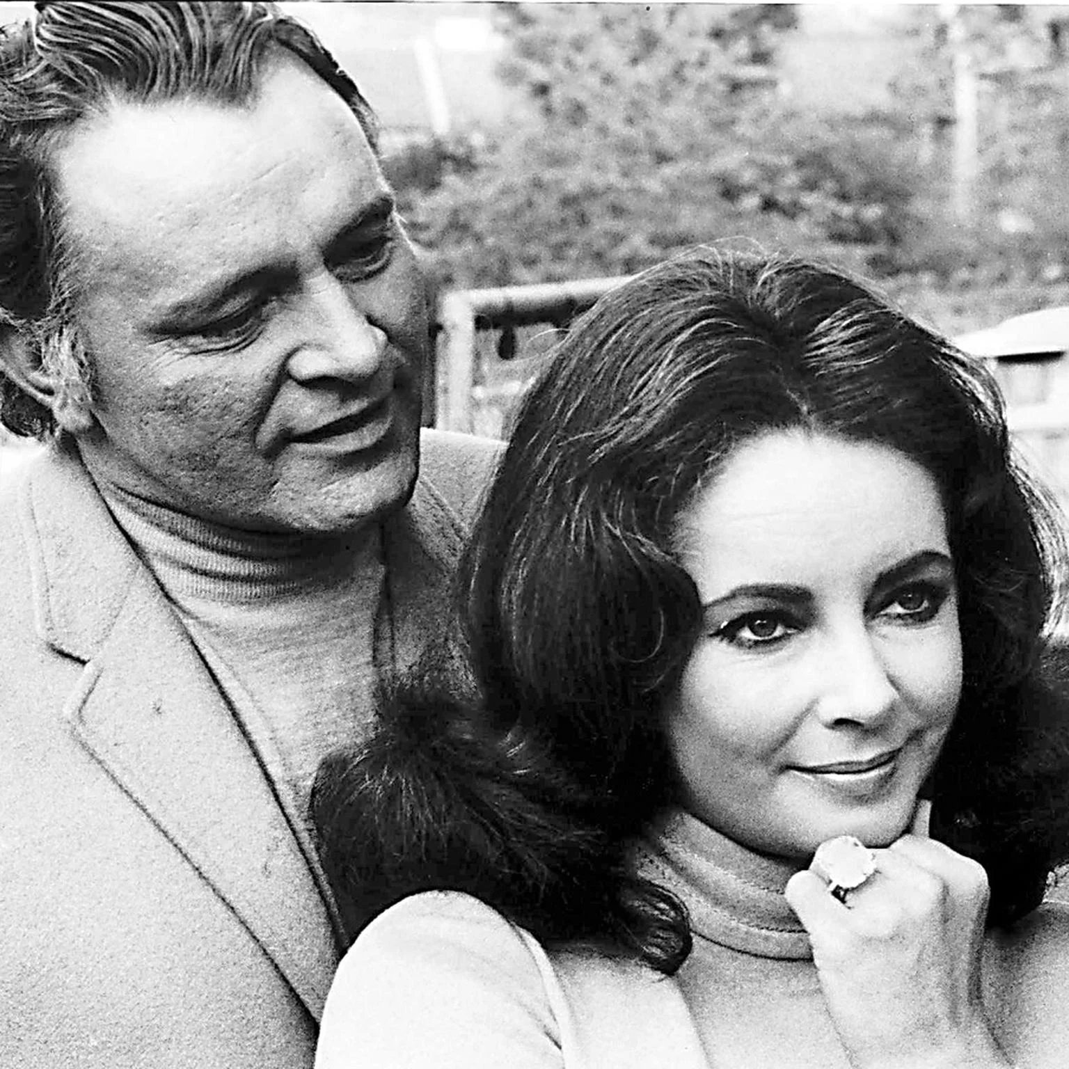 beth_bernstein_book_p67_richard_burton_and_elizabeth_taylor_wearing_krupp_diamond_ring_copyright_alamy.jpg__1536x0_q75_crop-scale_subsampling-2_upscale-false.jpg