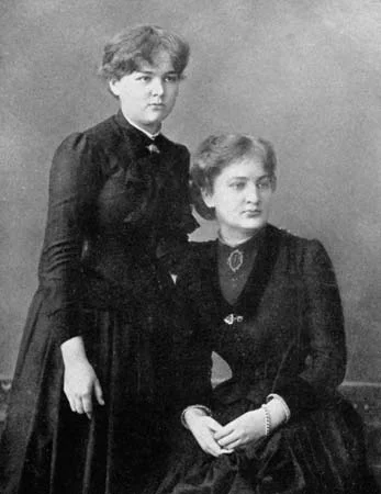 marie-curie-and-sister-Bronisława.jpg