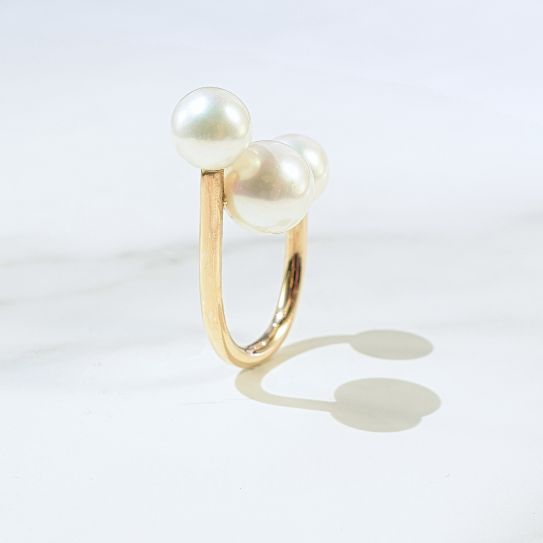 etailed view of the Statement Gold Three Pearl Floating Illusion Ring's setting, focusing on the precision and beauty of its floating illusion