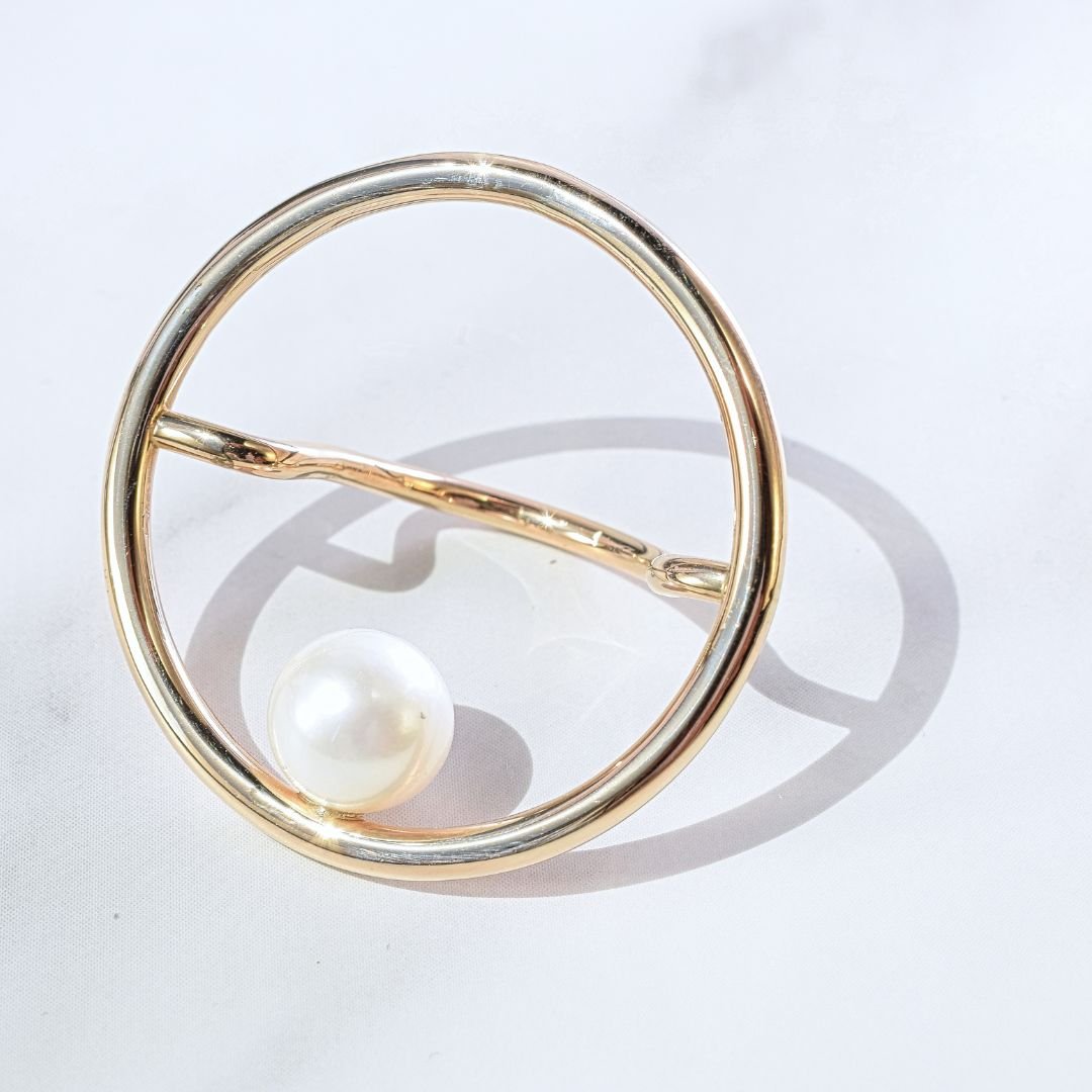 Side view of the minimalist open circle gold ring with pearl, illustrating the unique open circle design and how the pearl appears to float