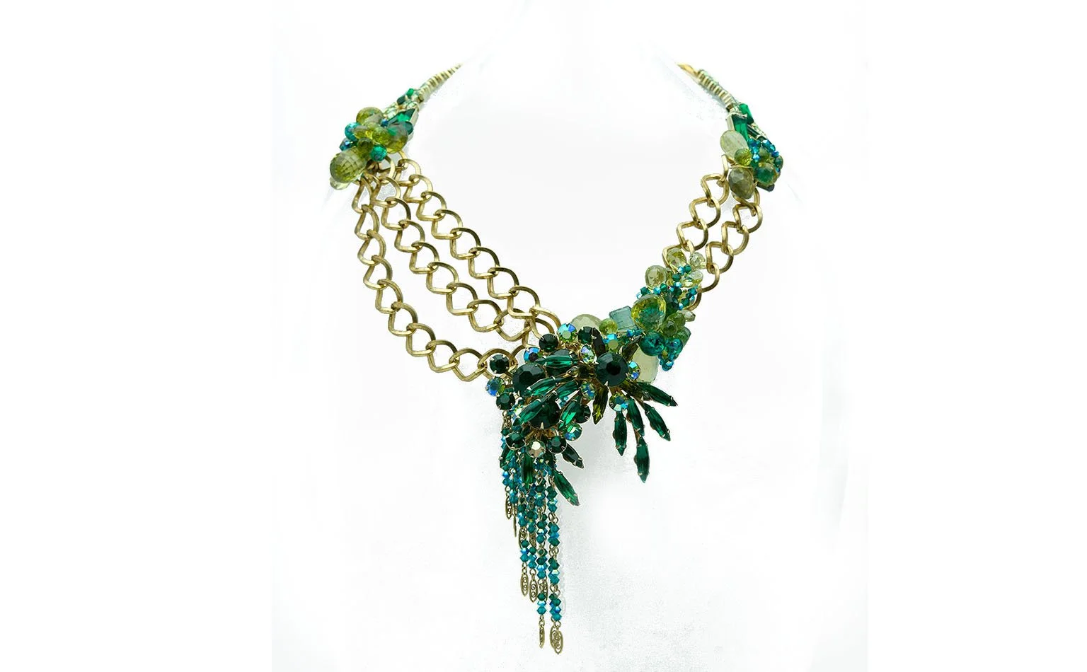 Detail of an emerald crystal cluster on a gold chain collar 
