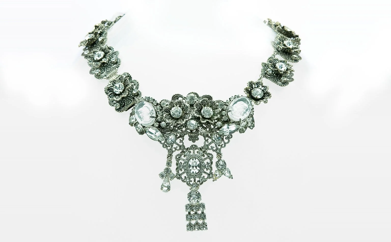 Clear rhinestone collar necklace with a filigree centerpiece