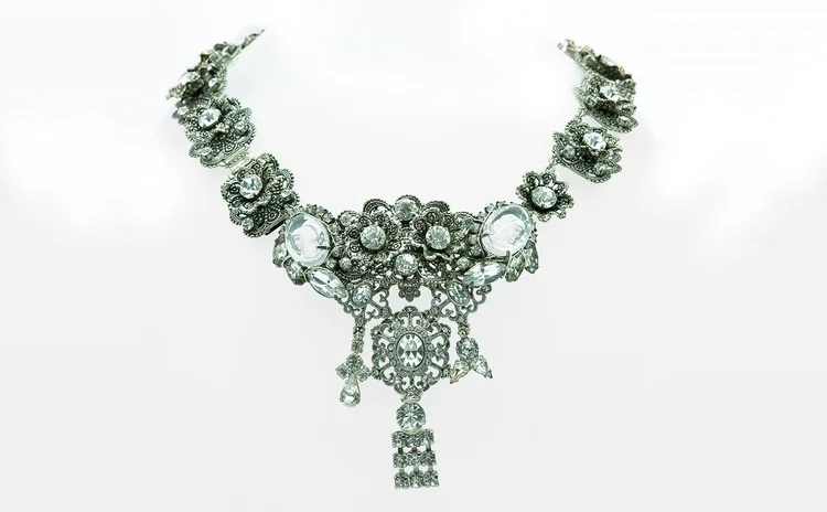 Clear rhinestone collar necklace with a filigree centerpiece