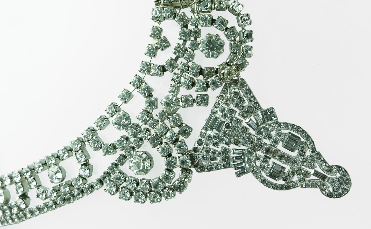 Rhinestone collar with a scrolling openwork pendant