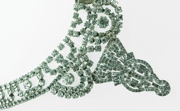 Rhinestone collar with a scrolling openwork pendant