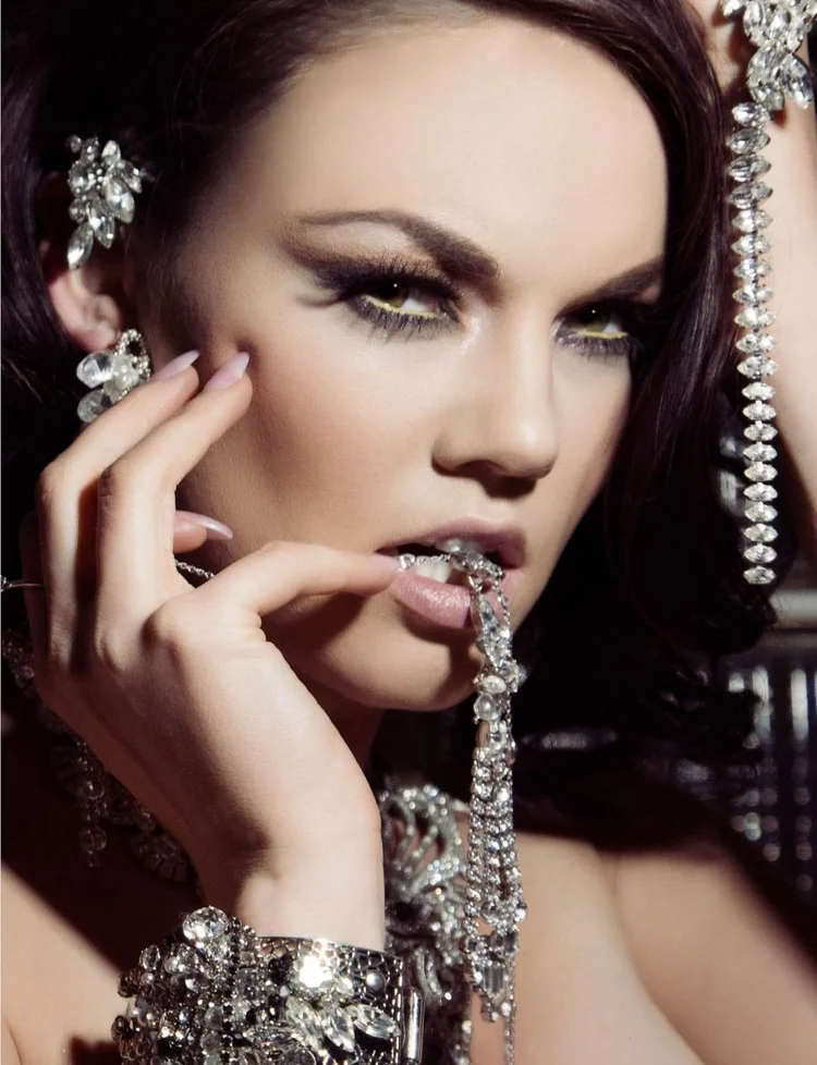Apt 5802 page, the cover frame: a chain held between the teeth and an Andrea Li crystal cuff
