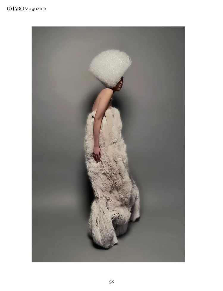 GMARO FEMME page 28: a full-length side view in fur