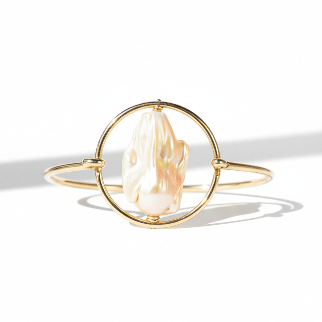 Baroque pearl and gold frame bracelet.png