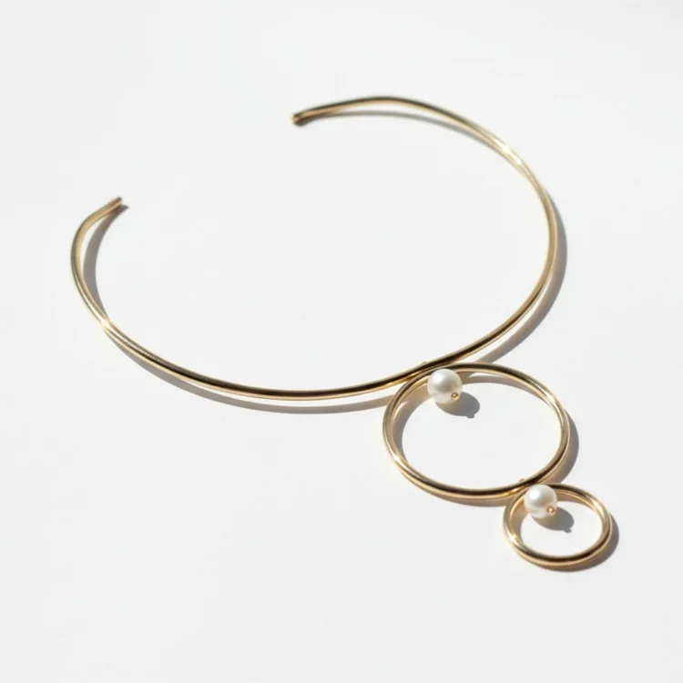 Minimal gold circle choker with a pearl