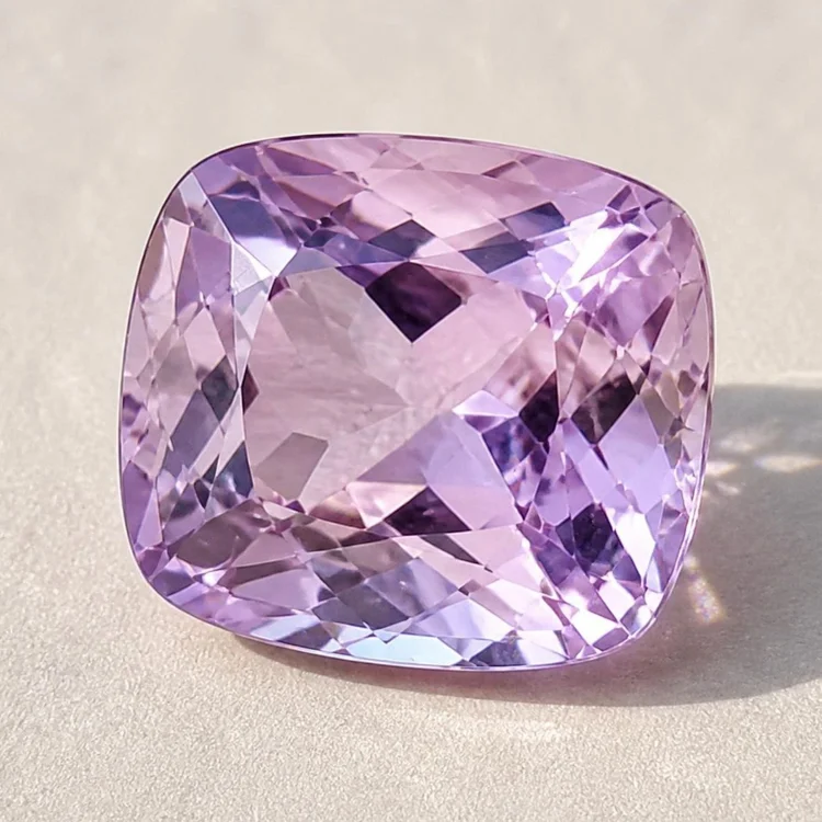 Illustration of a faceted Rose de France amethyst, pale lilac-pink