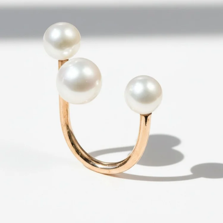 Three-pearl illusion gold ring