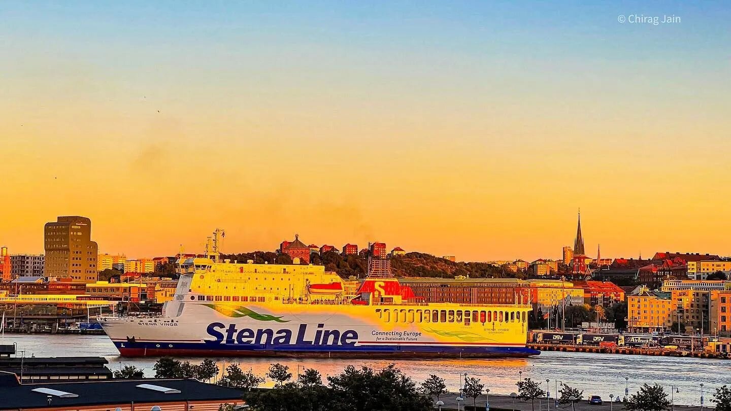 It's not called #goldenhour for no reason! Thanks @chirag_wild for the tag 🙏
.
.
.
. 
#stenaline #g&ouml;teborg #gothenburg #sweden #goldenlight #church #visitgothenburg #visitsweden #thisisgburg #gebege