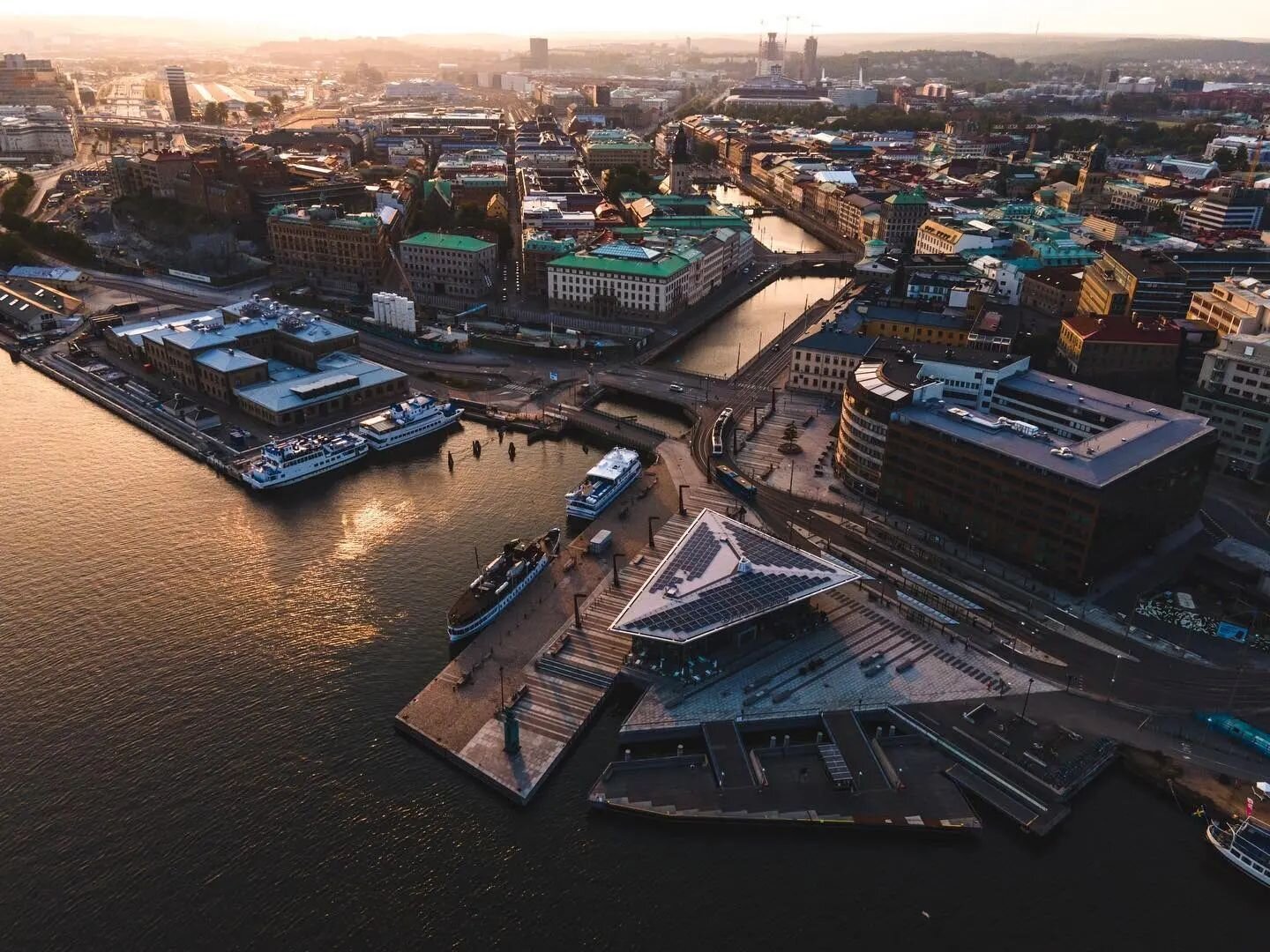 Stenpiren at day break by @ck_the_explorer - thanks for the tag 🙏
.
.
.
.
#stenpiren #gothenburg #g&ouml;teborg #g&ouml;ta&auml;lv #thisisgburg #gebege #visitgothenburg #daybreak #earlybird #dronephotography