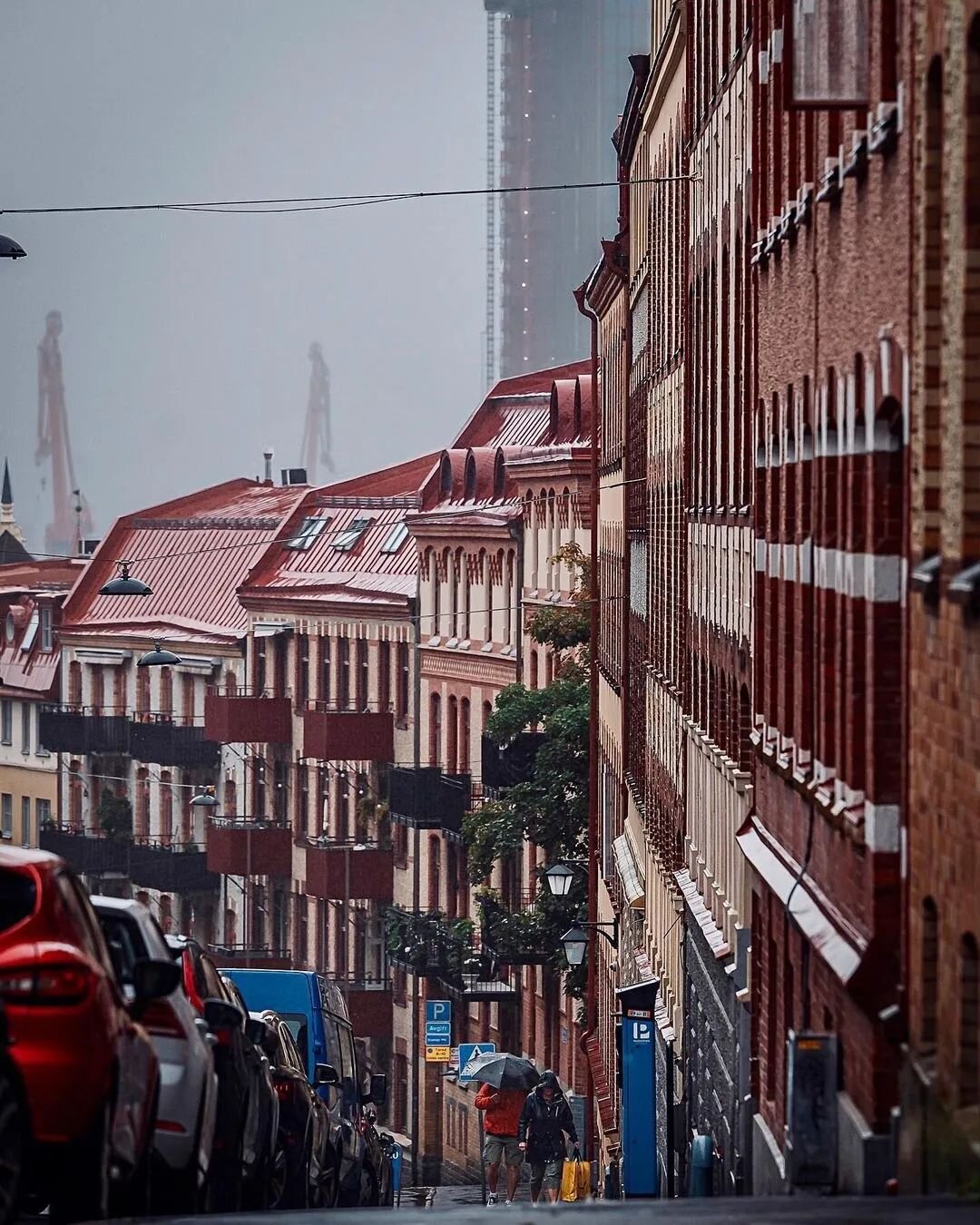 Love this shot by @gothenburg_city_street_life 🌟
.
.
.
.
#streetlife #gebege #gothenburg #g&ouml;teborg #rainyday #umbrella #thisisgburg #gbgftw #visitgothenburg #visitsweden