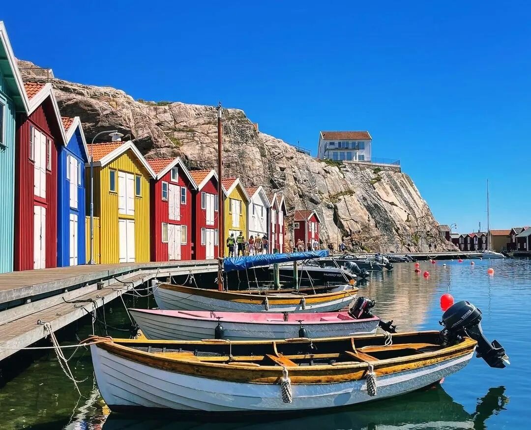 Sm&ouml;gen beautifully shot by @m_g_gbg 😍👏
.
.
.
.
#sm&ouml;gen #bluesky #westcoast #westcoastbestcoast #sweden #thisisgburg #gebege #dock #boat #multicolour #summer