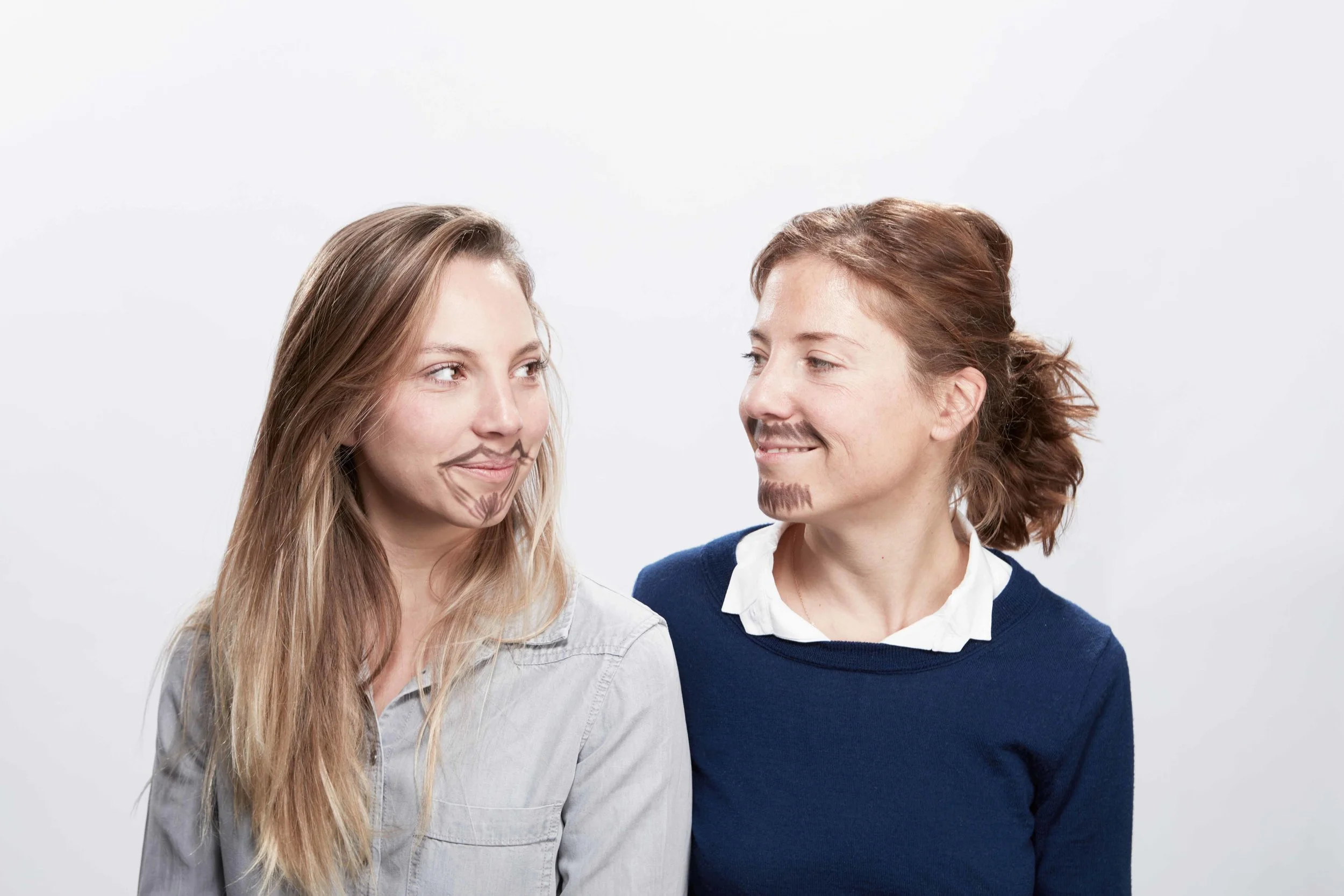 on s'est dit qu'on reussirait peut-être mieux avec une moustache...