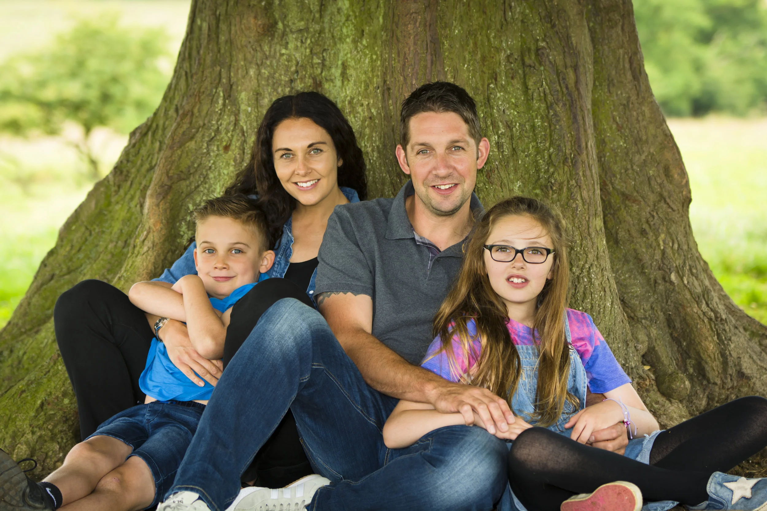 family under tree outdoor photoshoot