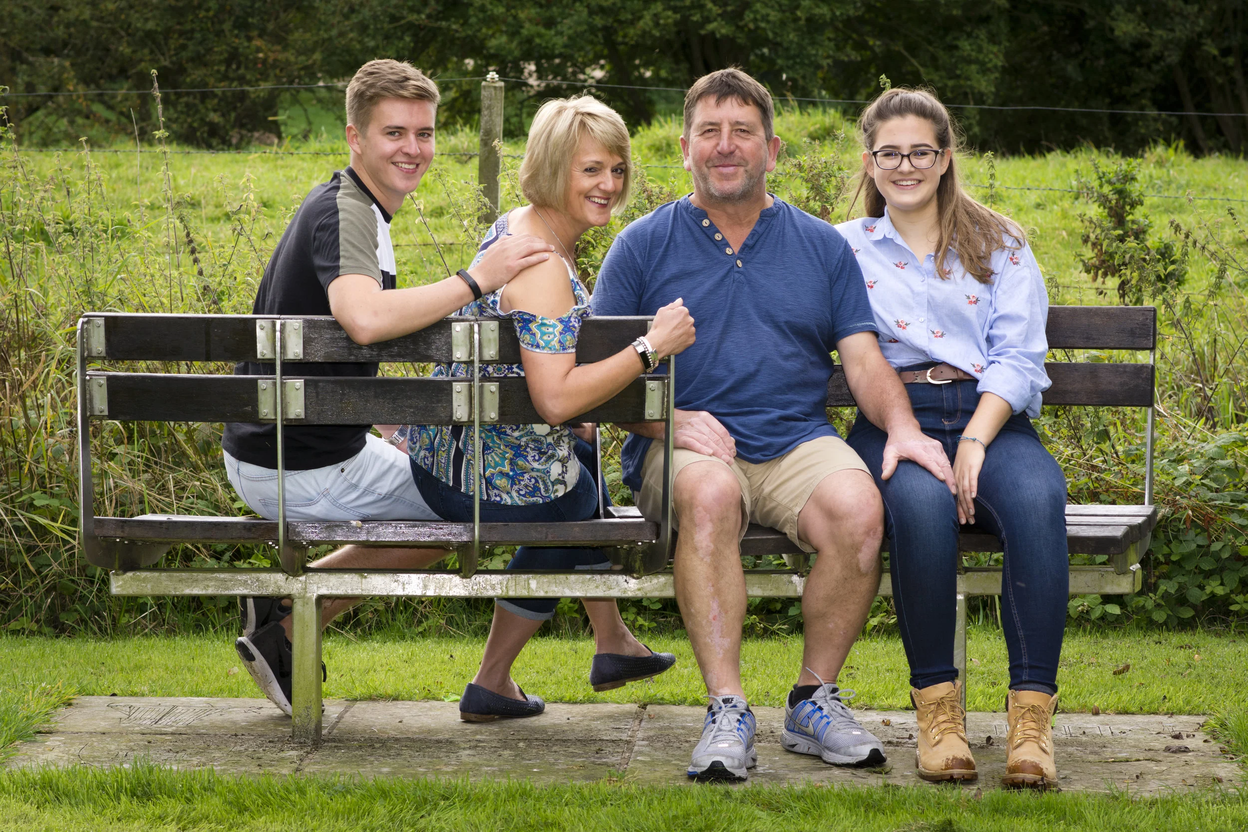 family sitting bench outdoor photoshoot