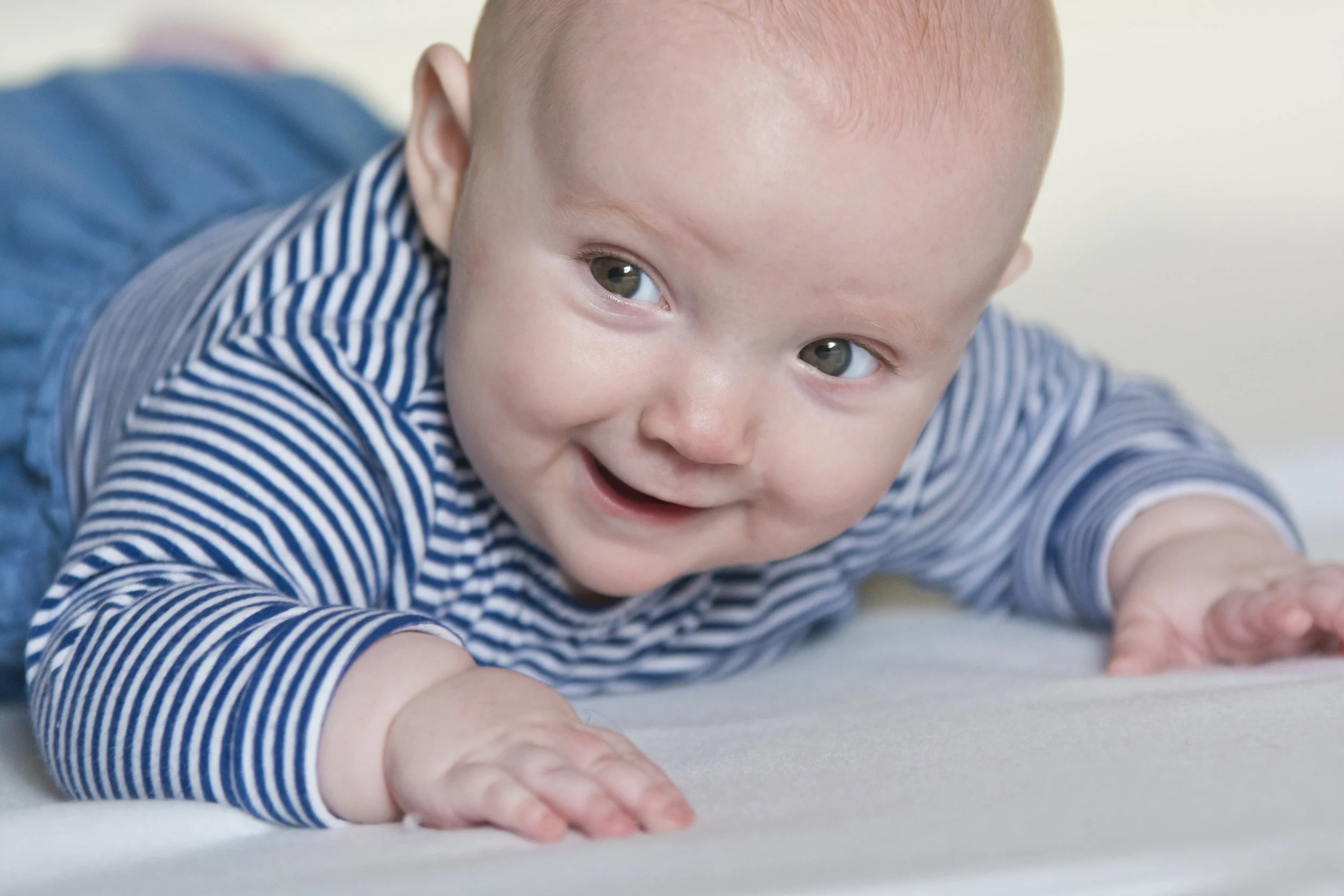 baby girl crawling home photoshoot