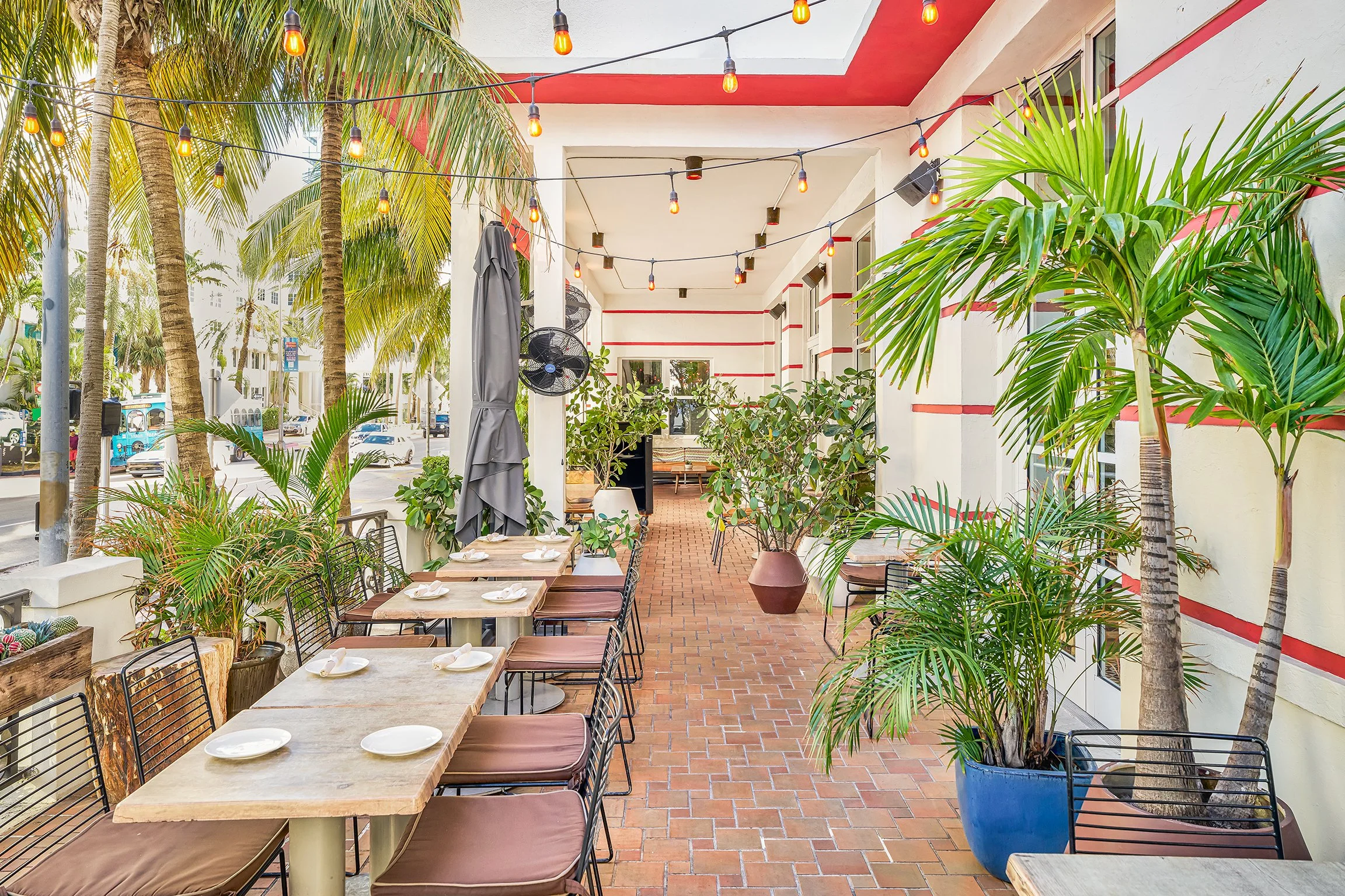 generator-hostel-miami-pikio-taco-front-terrace-9.jpg