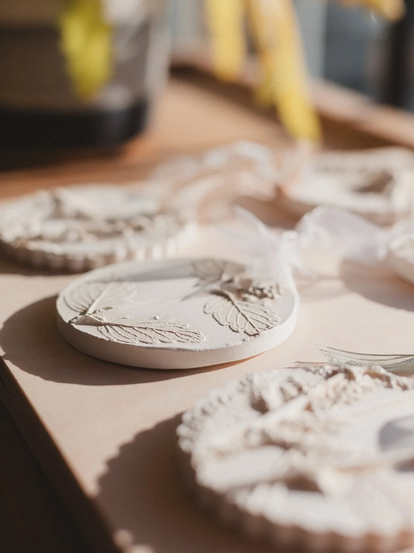 Little moments of calm in the studio 🤍 A space for slow hands, curious minds, and beautiful things in the making.

📸 @sllegge.photography

#sundayvibes 
#potterystudio 
#creativespace 
#slowmaking 
#HoneybournePottery