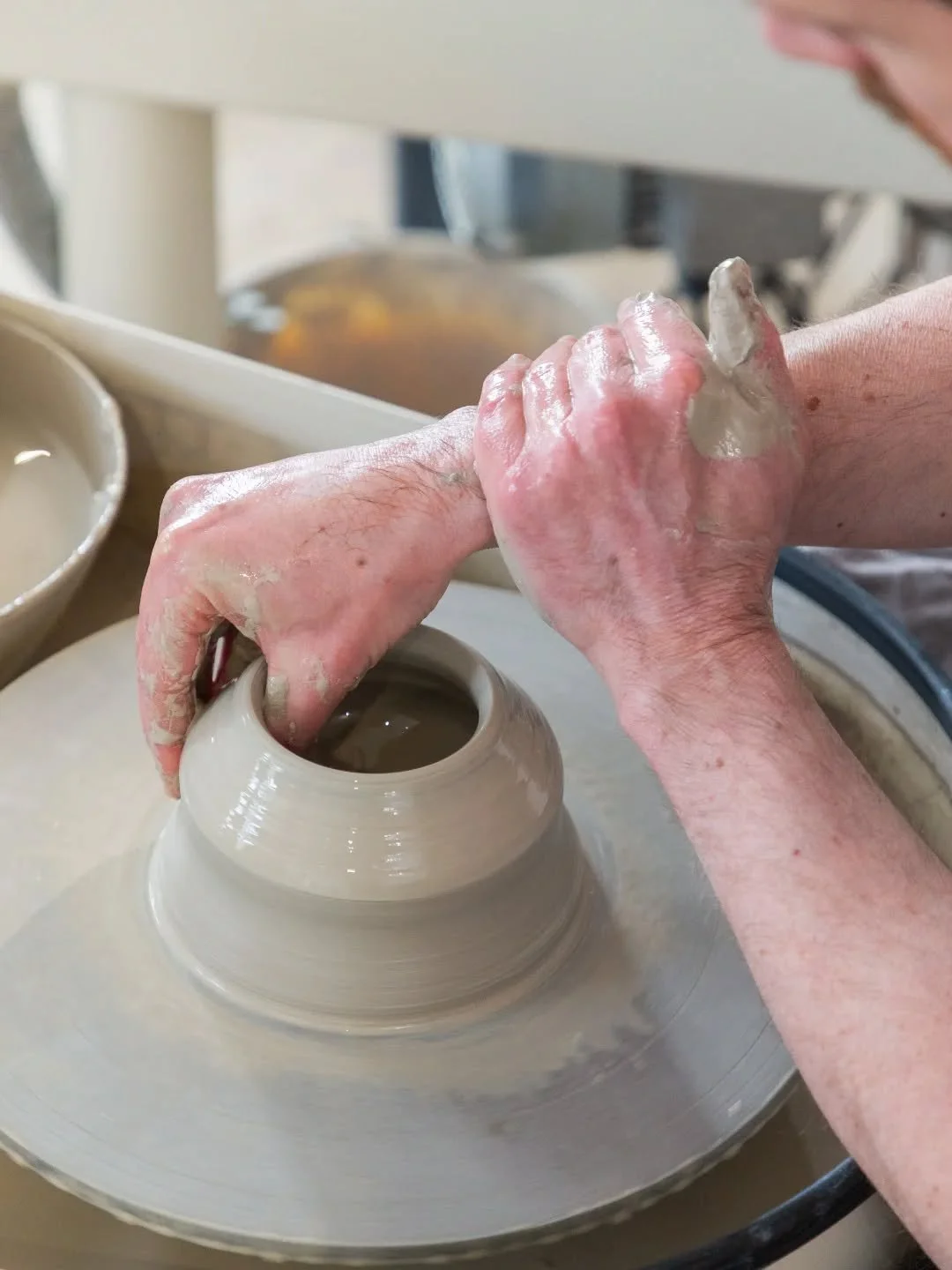 Hope you're all enjoying the beautiful sunshine ☀️
Kicking off this sunny Saturday with our half-day throwing workshop. A relaxed morning of learning and creating at your own pace 🤎