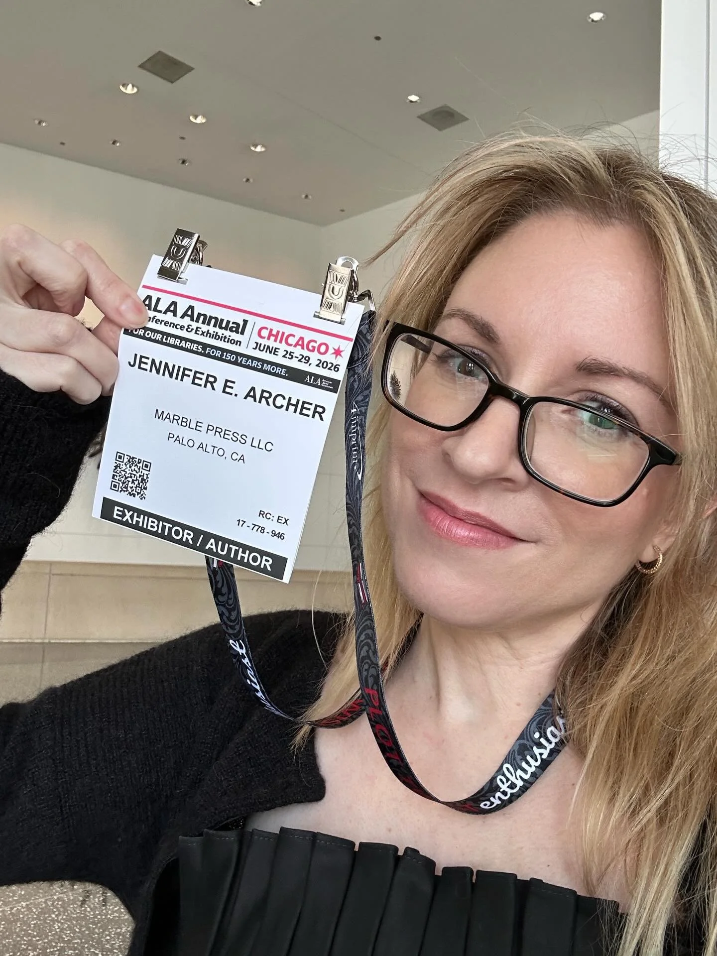 Had the best time in Chicago! Thank you so much to @marblepress_books and the @americanlibraryassociation for having me. The place was packed! And we ran out of books!! So overwhelming and unexpected! 📚💫

Also learned that strapless tops behind a s